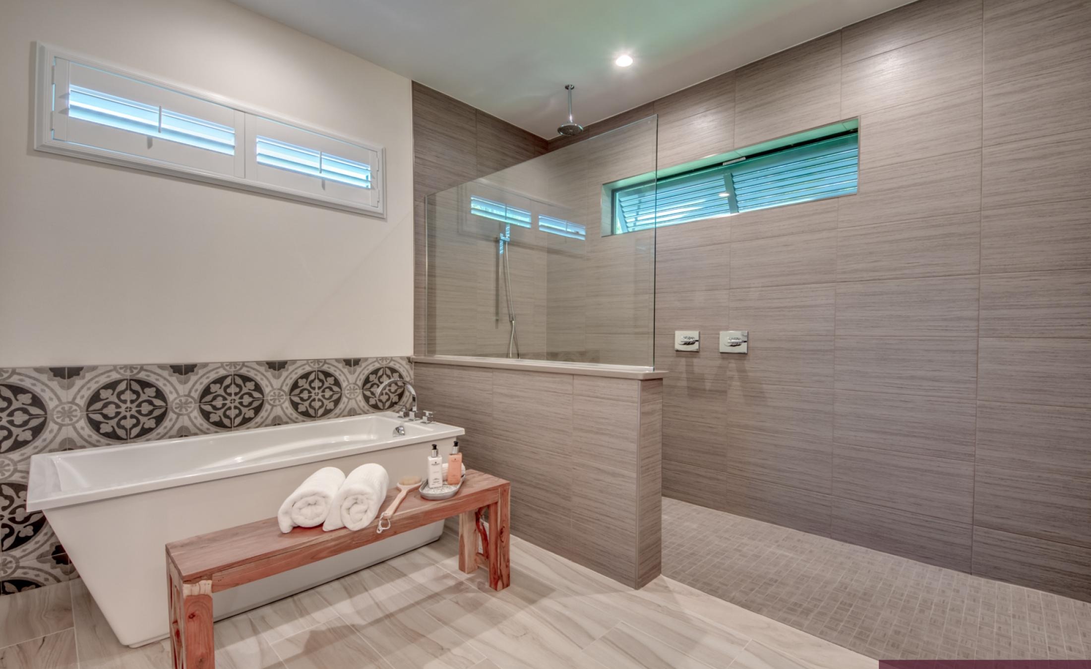 Poolbereich mit Spa und Blick auf den Kanal bei Sonnenuntergang.