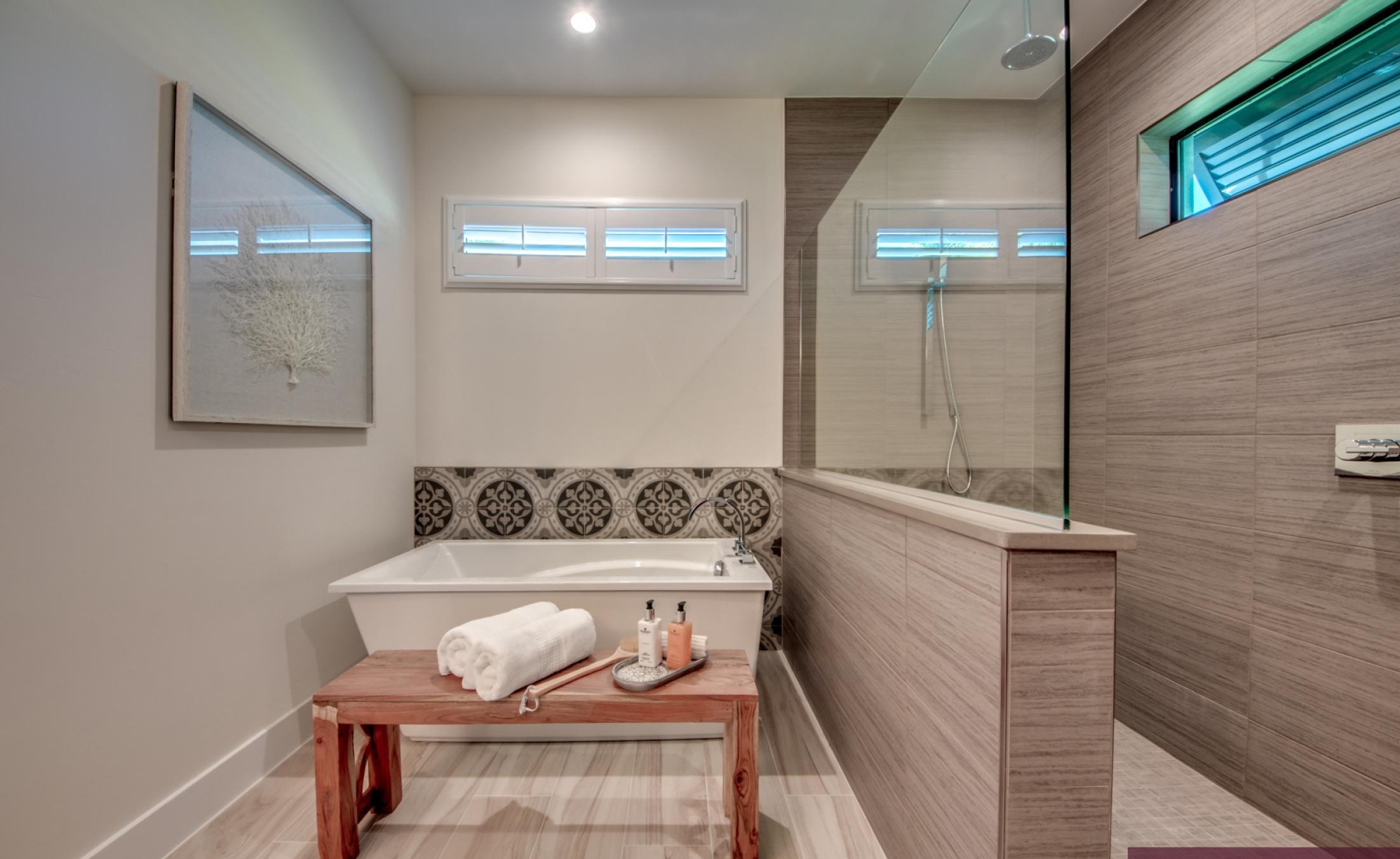 Pool- und Terrassenbereich am Kanal mit Bootsdock und Bootslift.