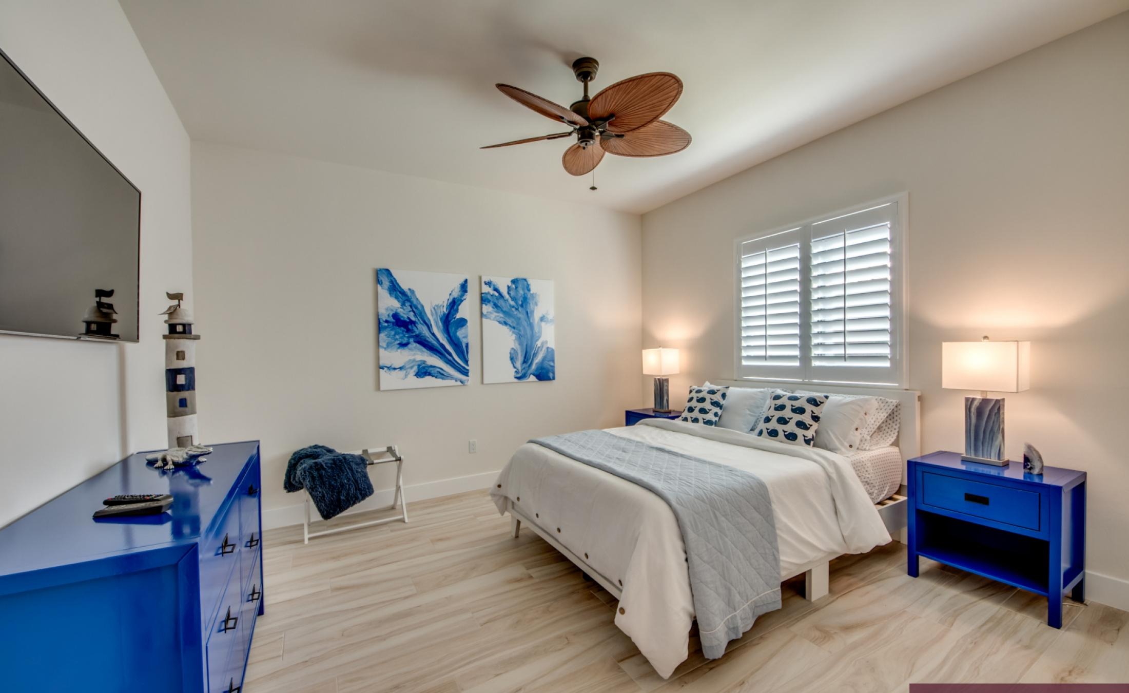 Blick auf den Kanal mit privatem Bootsdock und Bootslift.