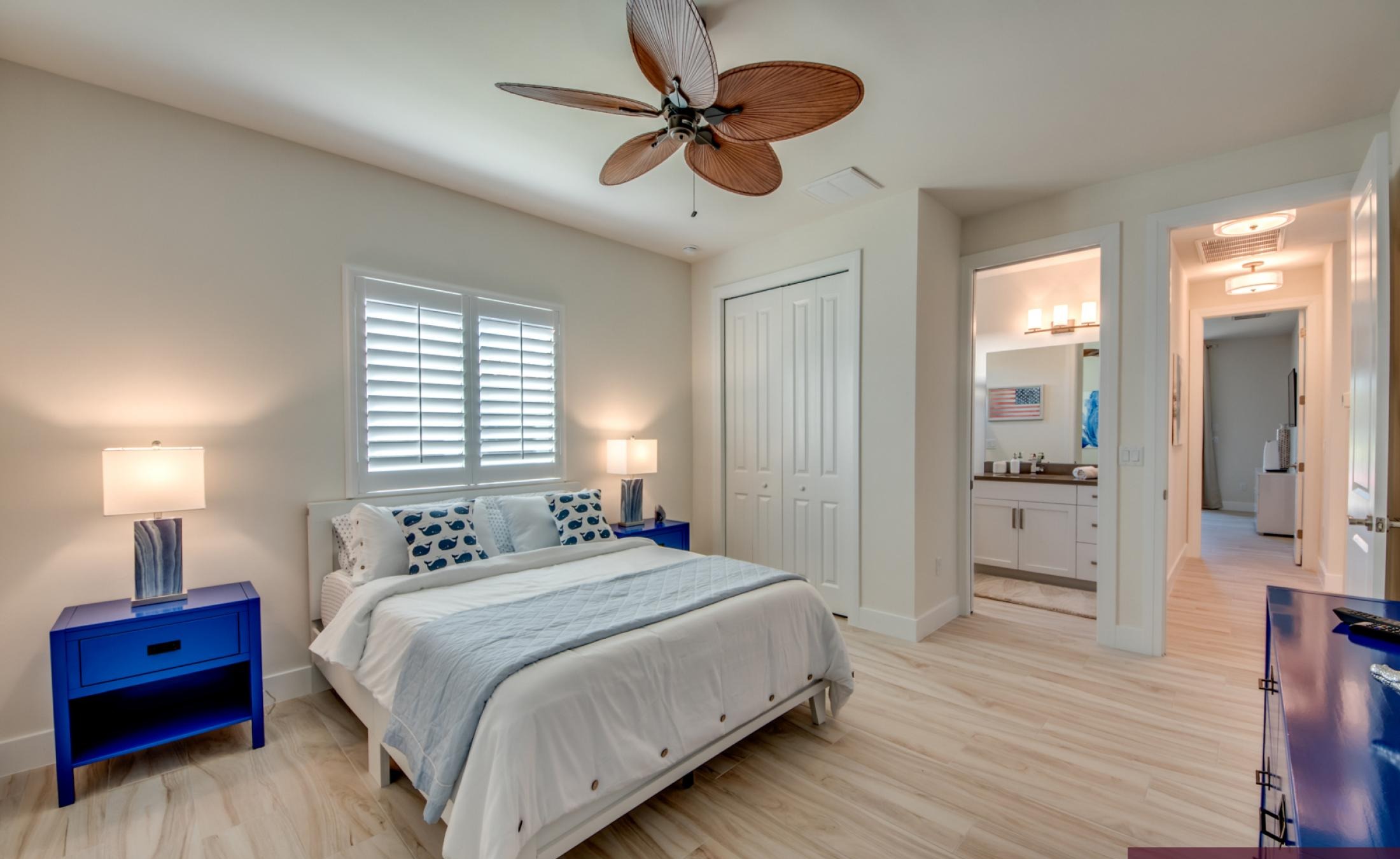 Pool- und Spa-Bereich mit Blick auf den Kanal bei Sonnenuntergang.