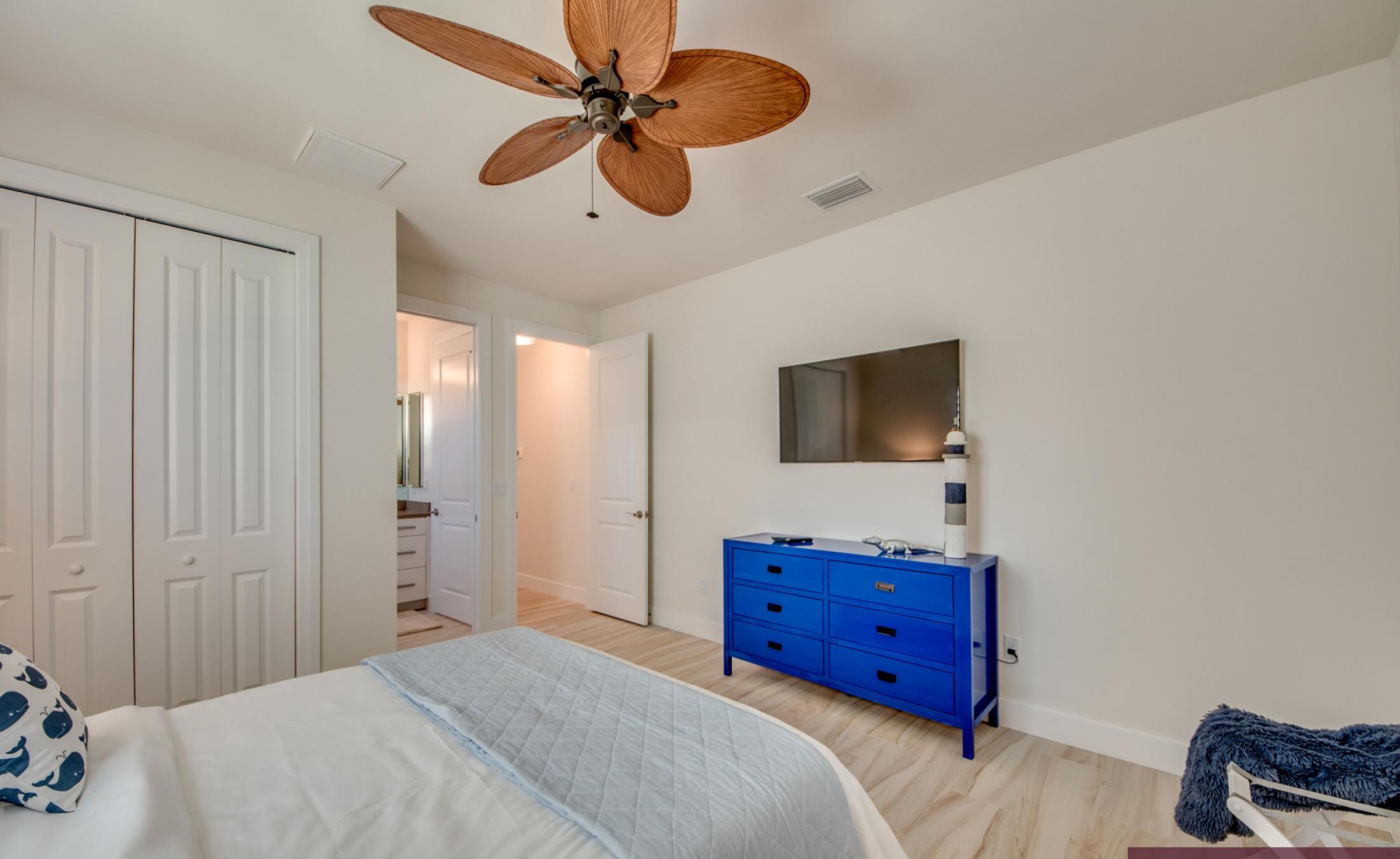 Pool- und Spa-Bereich am Kanal mit Bootsdock und Westausrichtung.