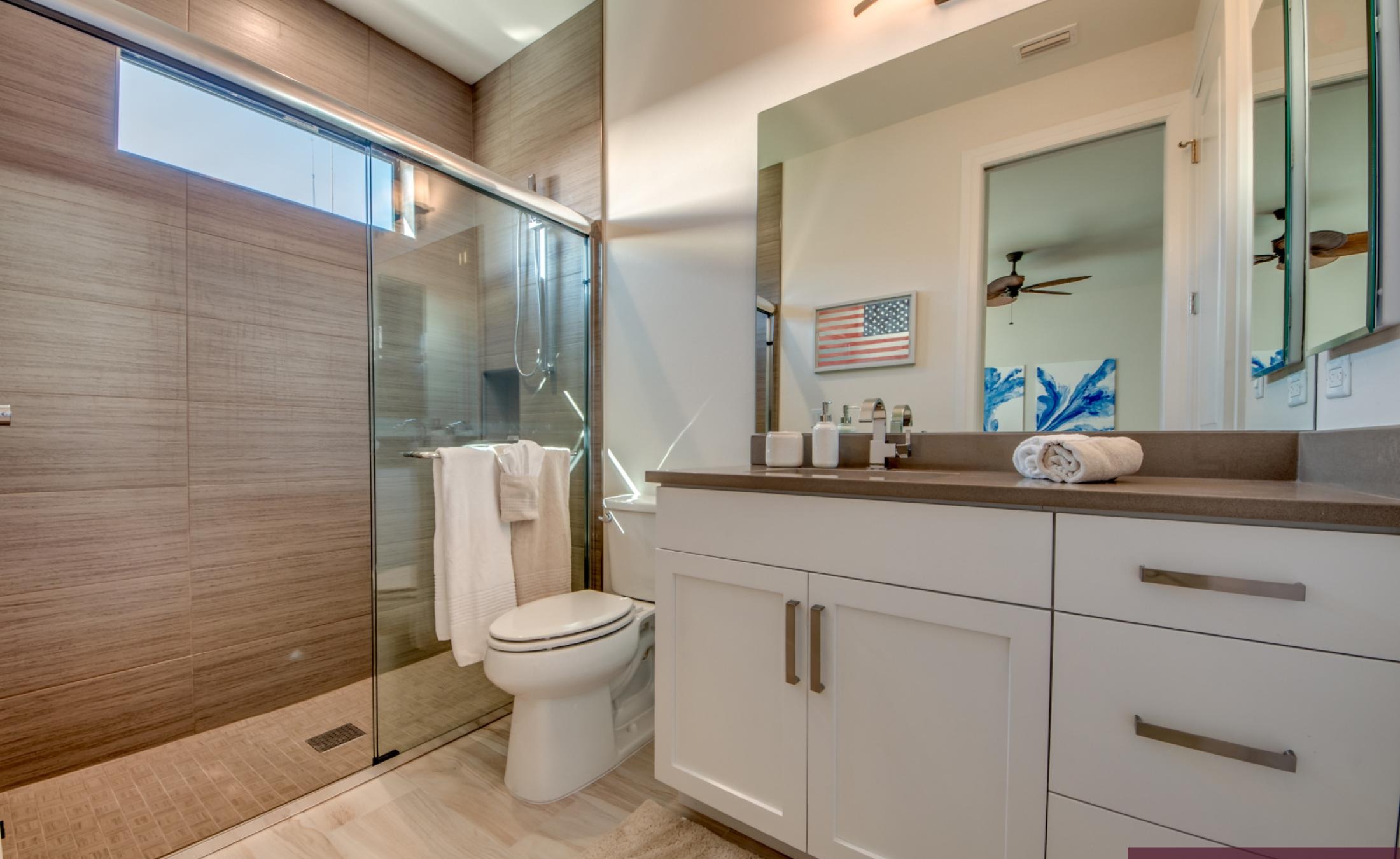 Moderne Villa am Kanal mit beheiztem Pool, Spa und Bootsdock.