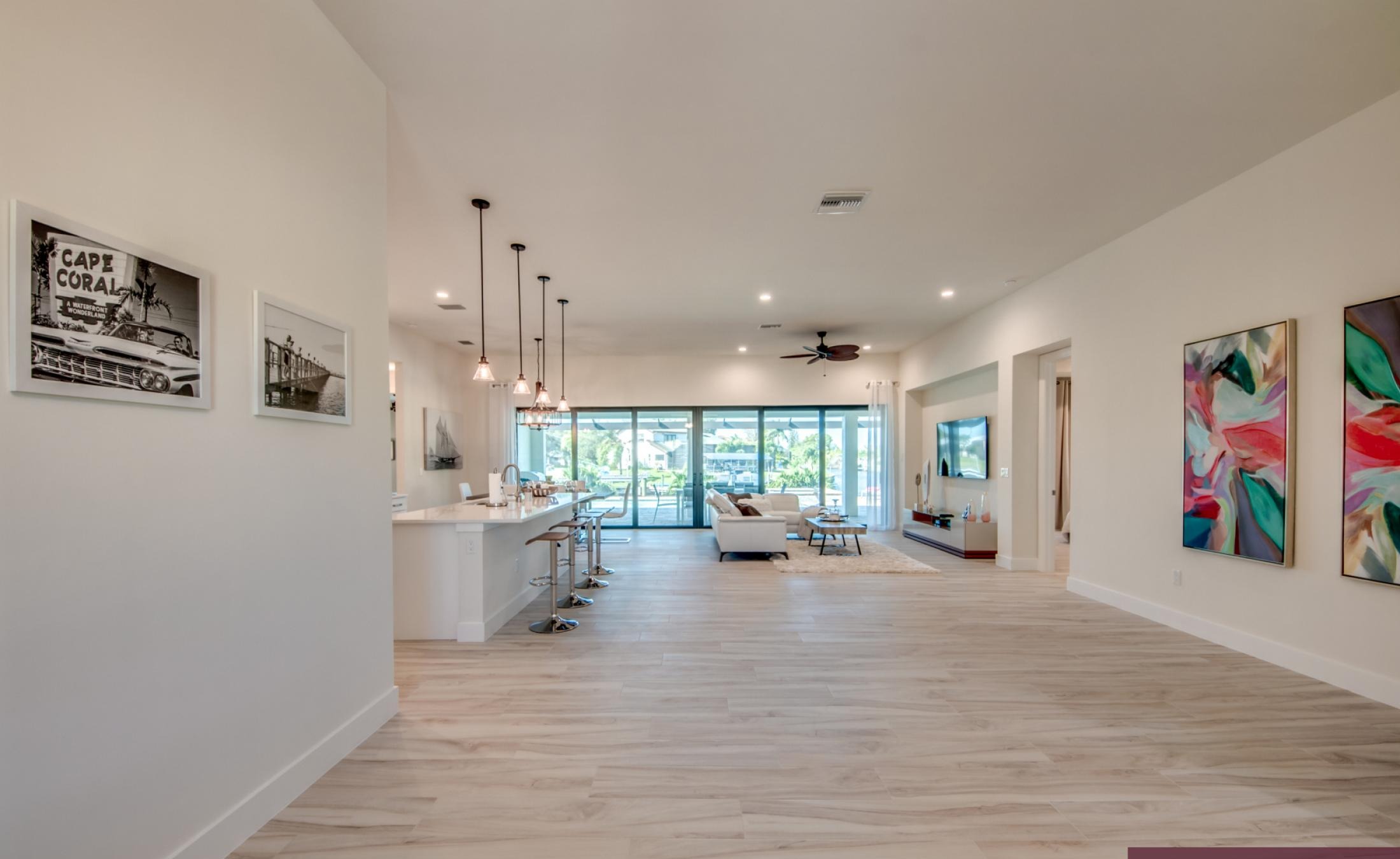 Moderner Poolbereich mit Spa und Blick auf den Kanal bei Sonnenuntergang.