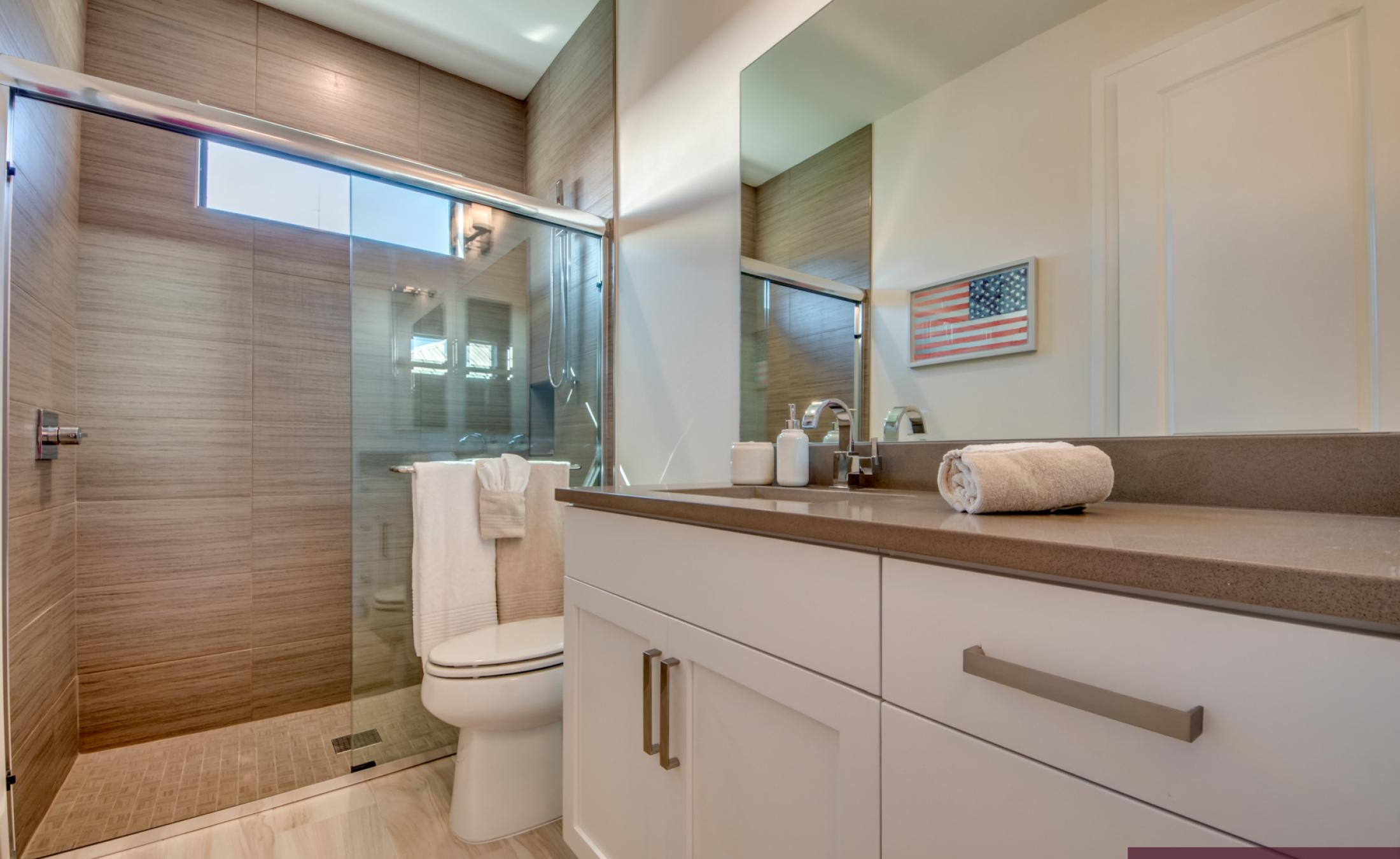 Außenbereich mit Pool und Spa am Kanal mit Bootsdock.