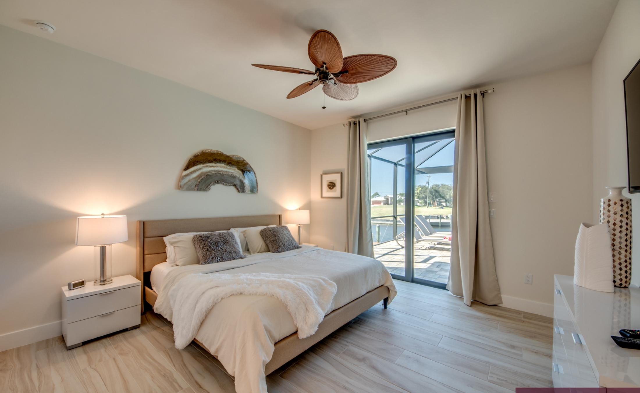 Moderner Pool- und Spa-Bereich mit Blick auf den Kanal bei Sonnenuntergang.