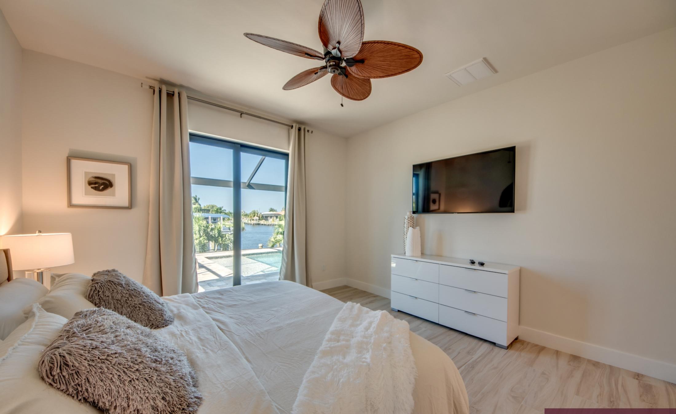 Pool- und Spa-Bereich mit Blick auf den Kanal bei Sonnenuntergang.