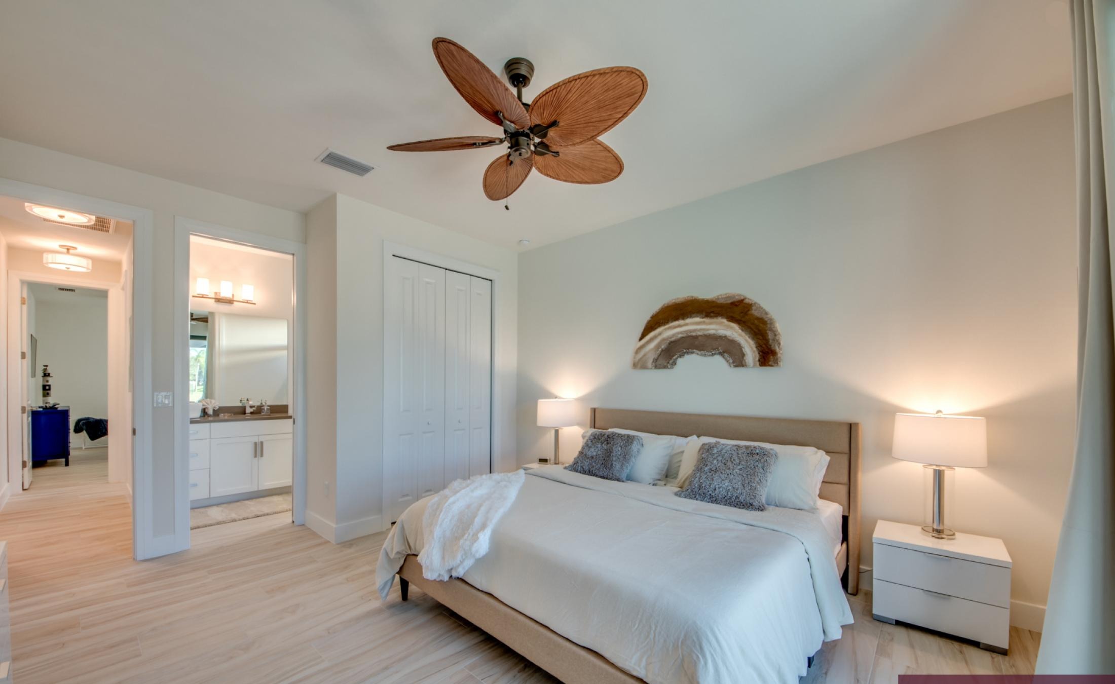 Pool- und Spa-Bereich mit Blick auf den Kanal und Bootsdock.