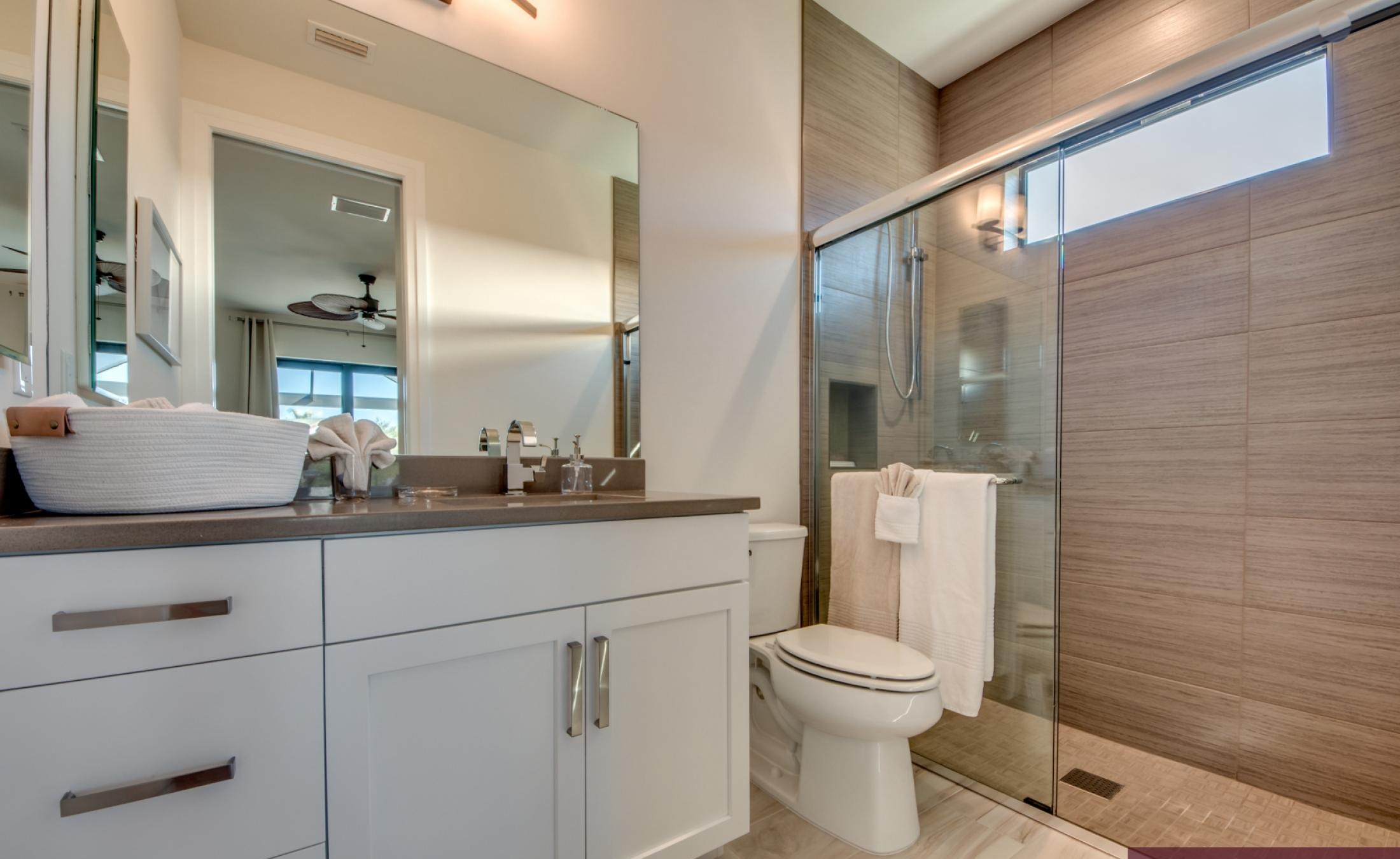 Pool- und Spa-Bereich mit Blick auf den Kanal und Bootsdock.