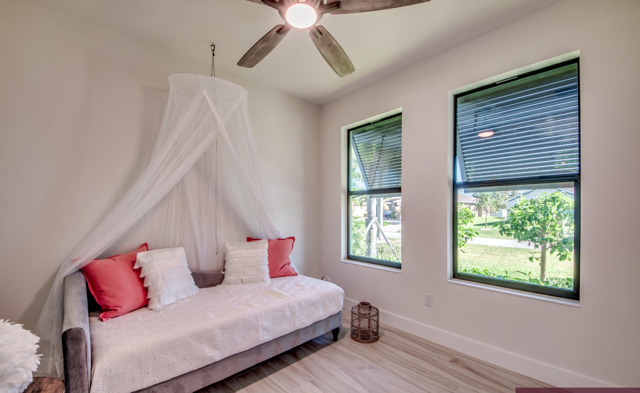 Pool- und Spa-Bereich mit Blick auf den Kanal bei Sonnenuntergang.