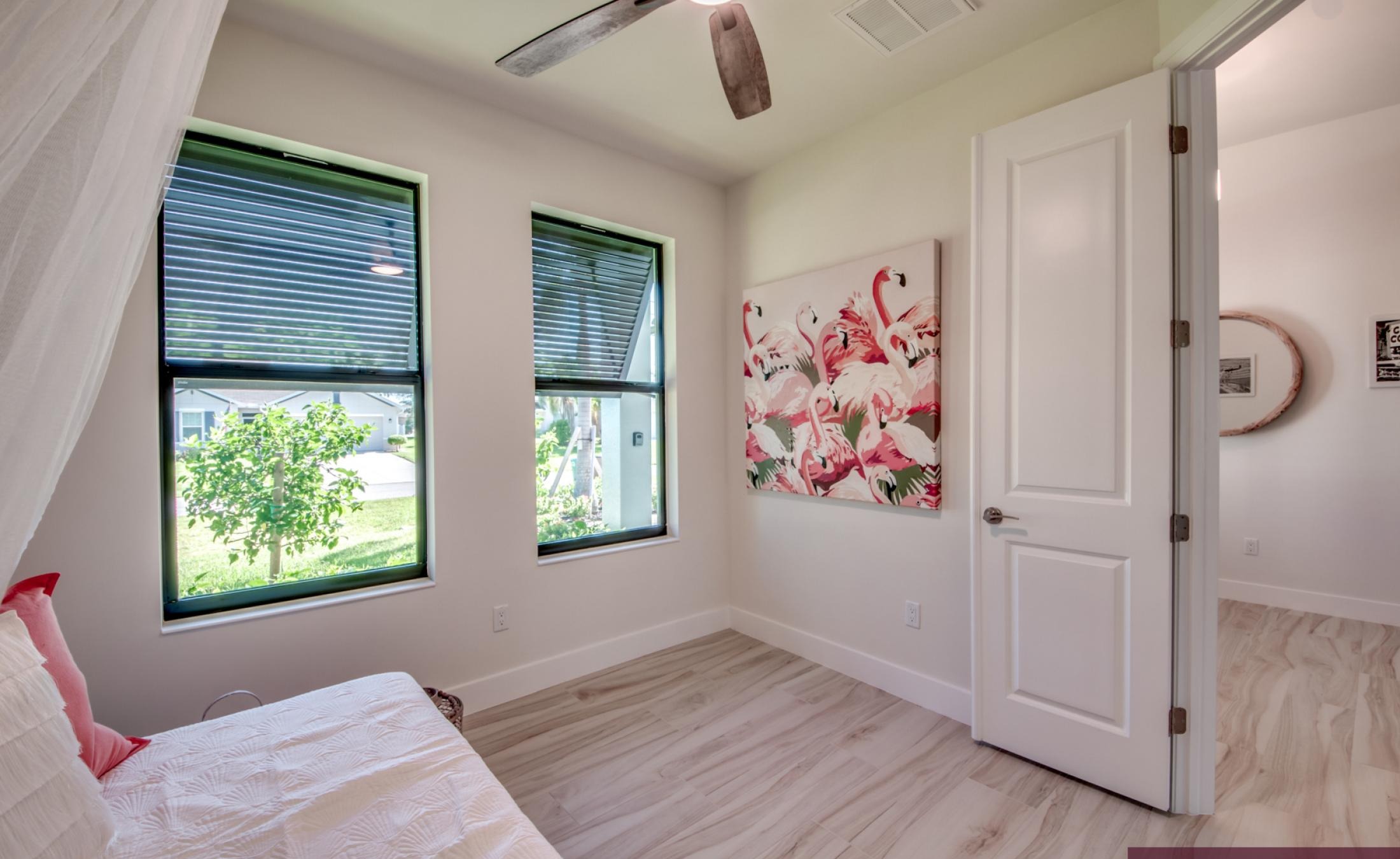 Pool- und Spa-Bereich mit Blick auf den Kanal bei Sonnenuntergang.