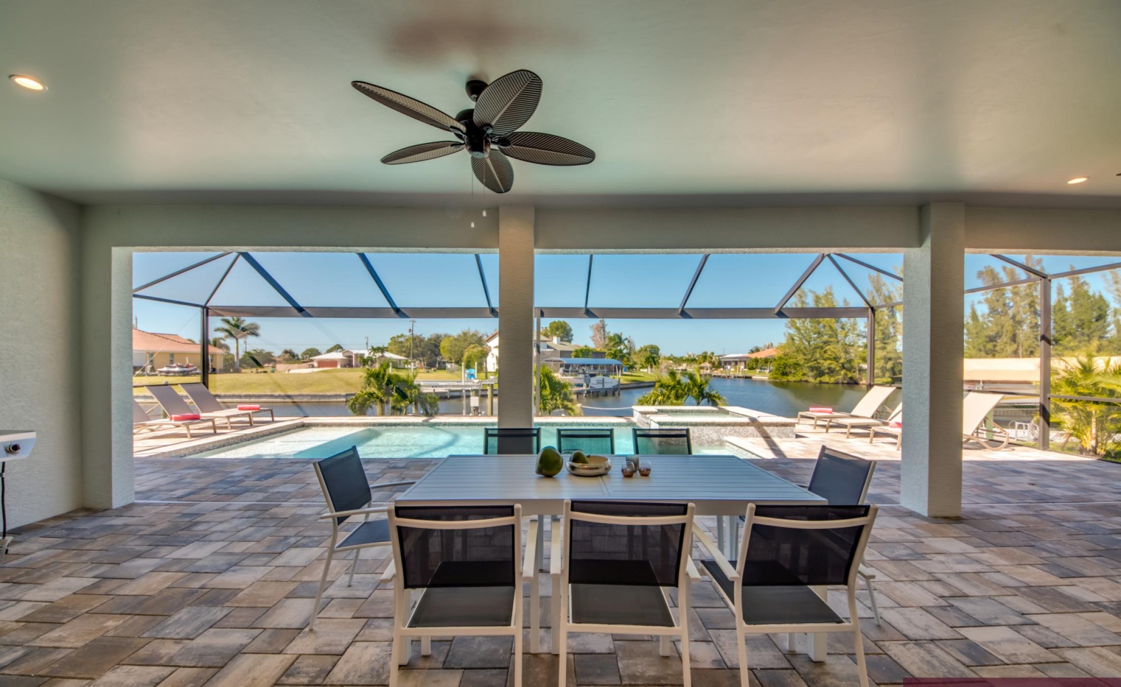 Pool- und Spa-Bereich mit Blick auf den Kanal bei Sonnenuntergang.