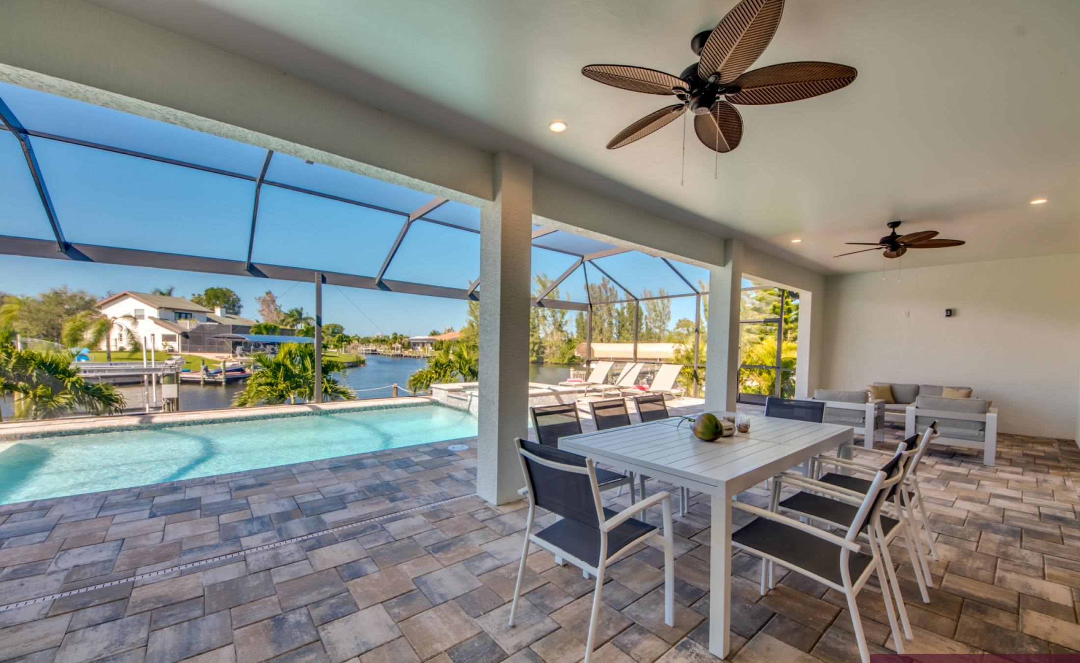 Pool- und Spa-Bereich mit Blick auf den Kanal bei Sonnenuntergang.