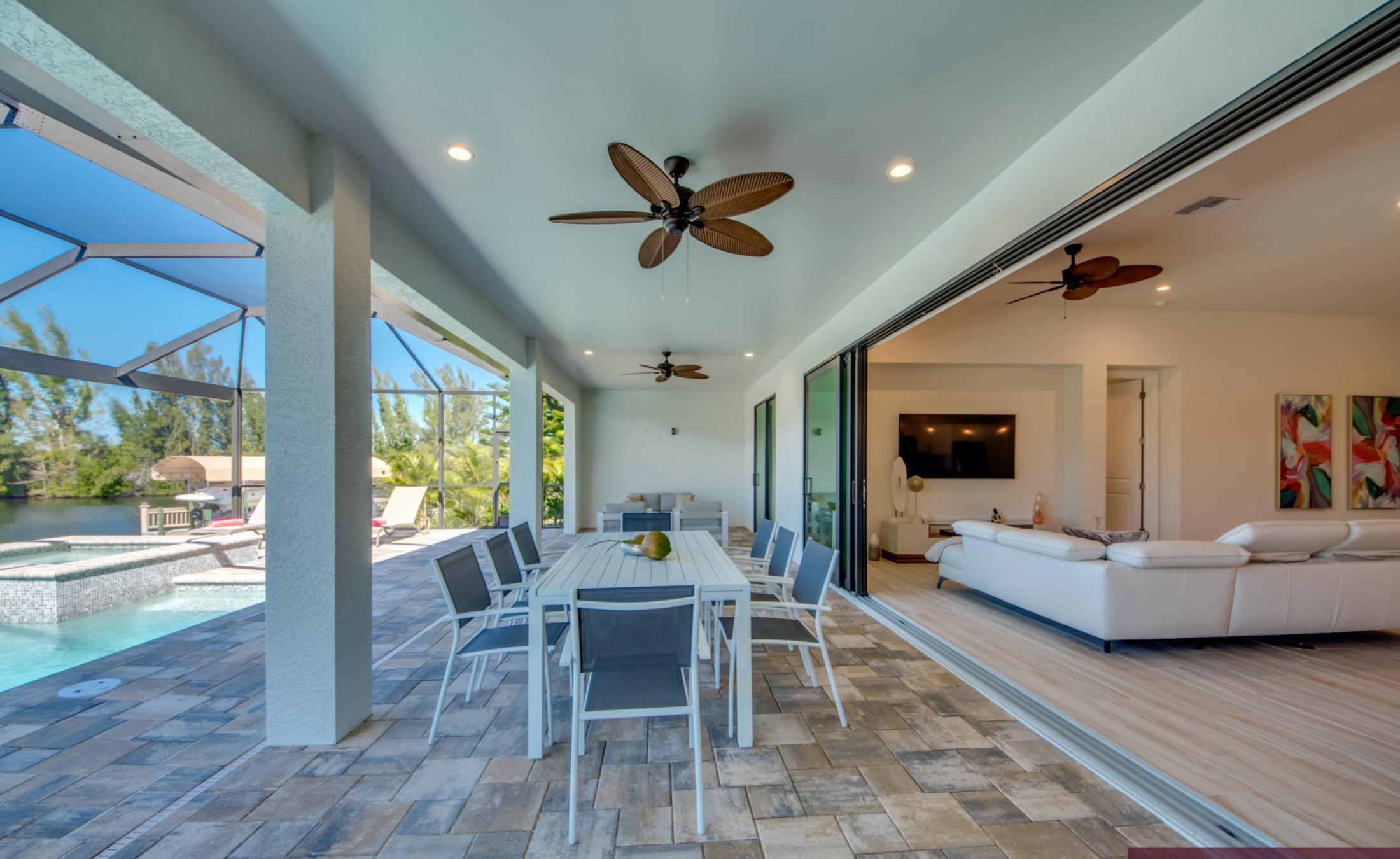 Pool- und Spa-Bereich mit Blick auf den Kanal und Bootsdock.