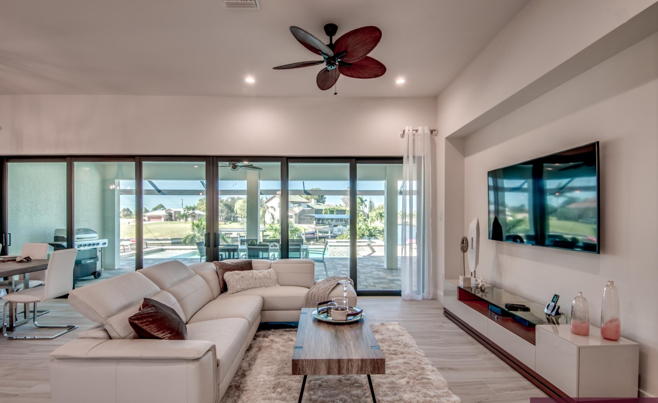 Moderne Villa am Kanal mit Pool und Spa in Westausrichtung.