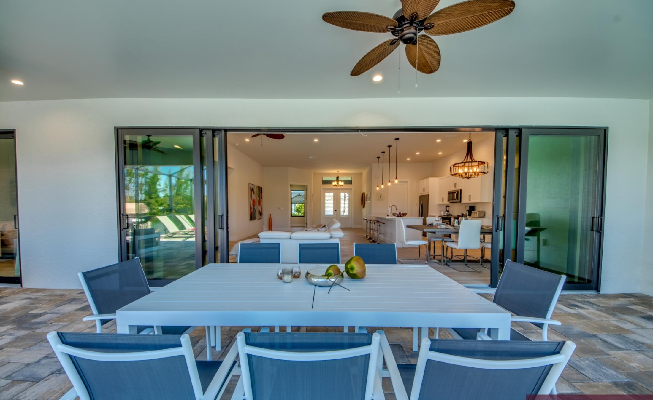 Pool- und Spa-Bereich mit Blick auf den Kanal und Bootsdock.