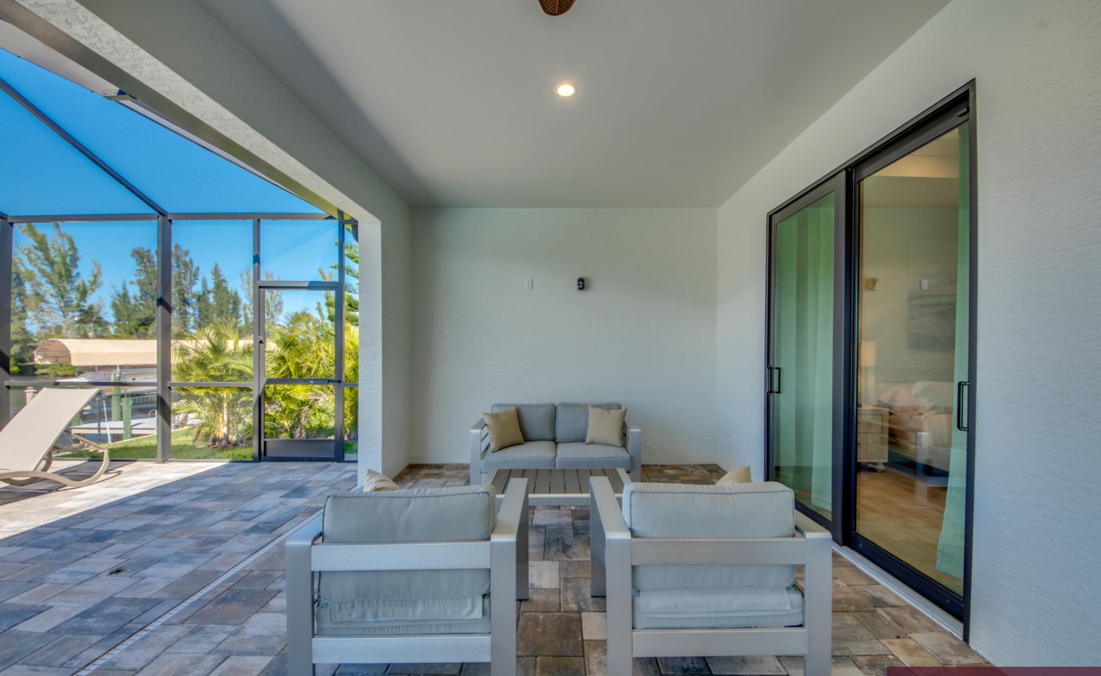 Pool- und Terrassenbereich am Kanal mit Bootsdock und Bootslift.