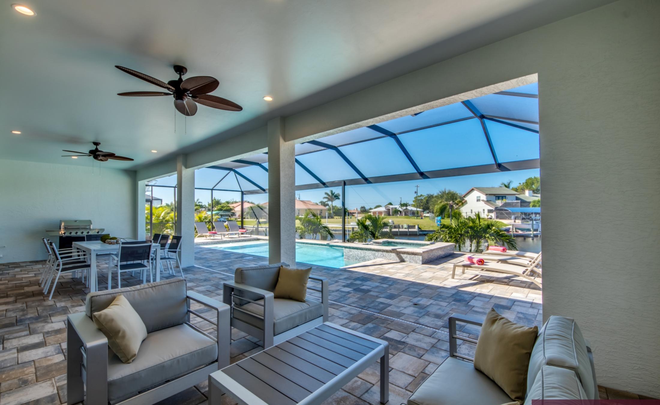 Pool- und Spa-Bereich mit Blick auf den Kanal bei Sonnenuntergang.