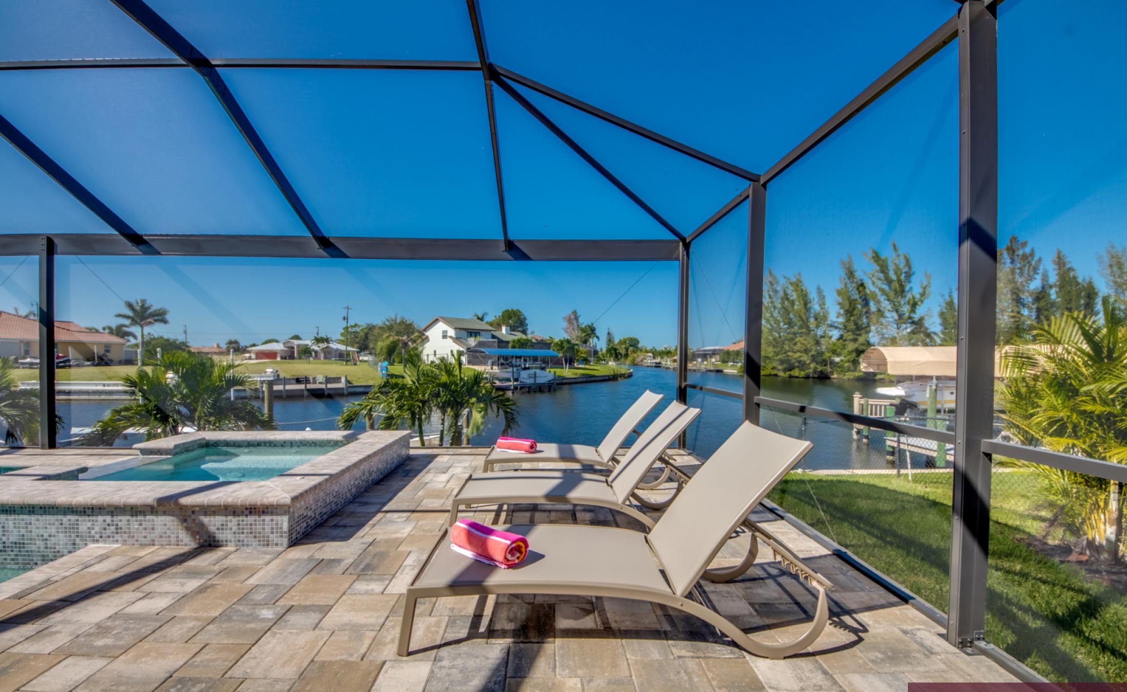 Pool- und Spa-Bereich mit Blick auf den Kanal und Bootsdock.
