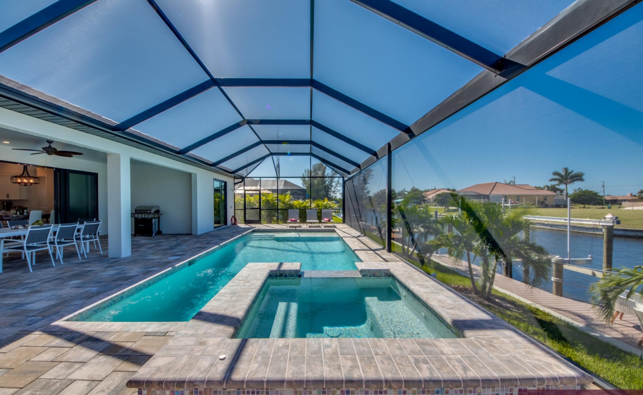 Elektrisch beheizter Pool mit integriertem Spa und Blick auf den Kanal.