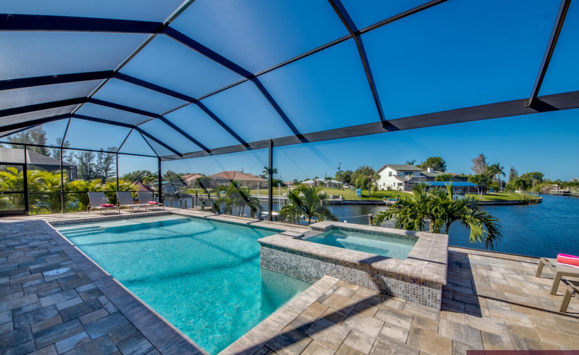 Pool- und Spa-Bereich mit Blick auf den Kanal und Bootsdock.