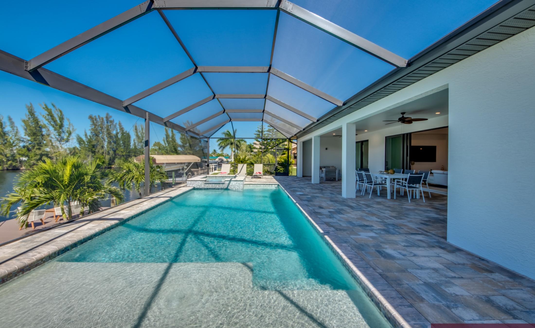 Pool- und Spa-Bereich mit Liegen am Kanal in Westausrichtung.