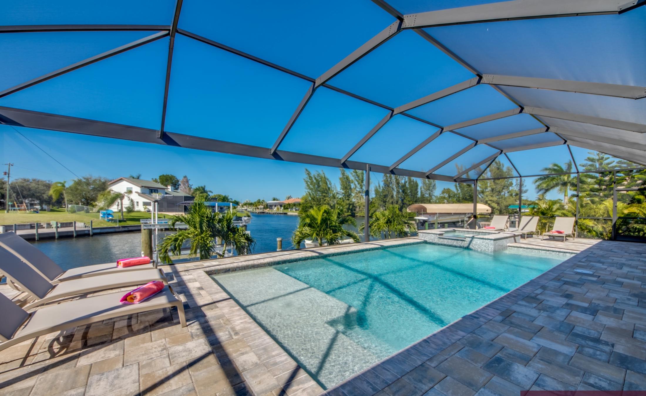 Pool- und Spa-Bereich mit Blick auf den Kanal und Bootsdock.