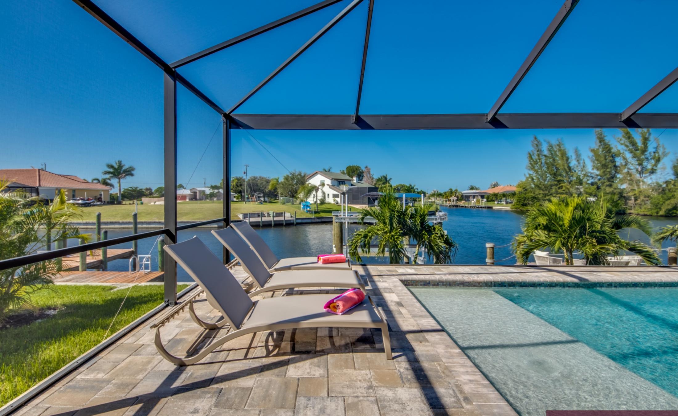 Blick auf den Kanal mit privatem Bootsdock und Bootslift.