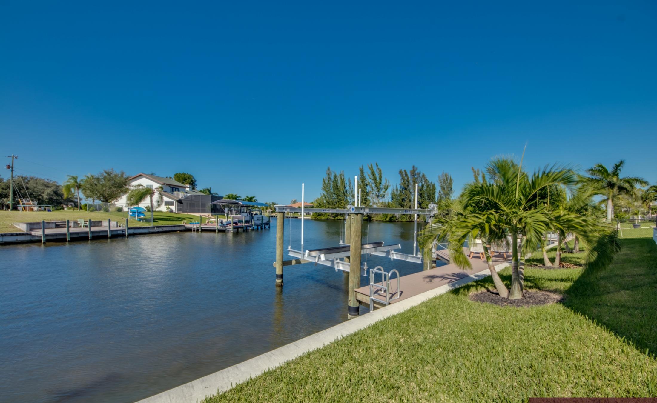 Pool- und Spa-Bereich mit Blick auf den Kanal und Bootsdock.