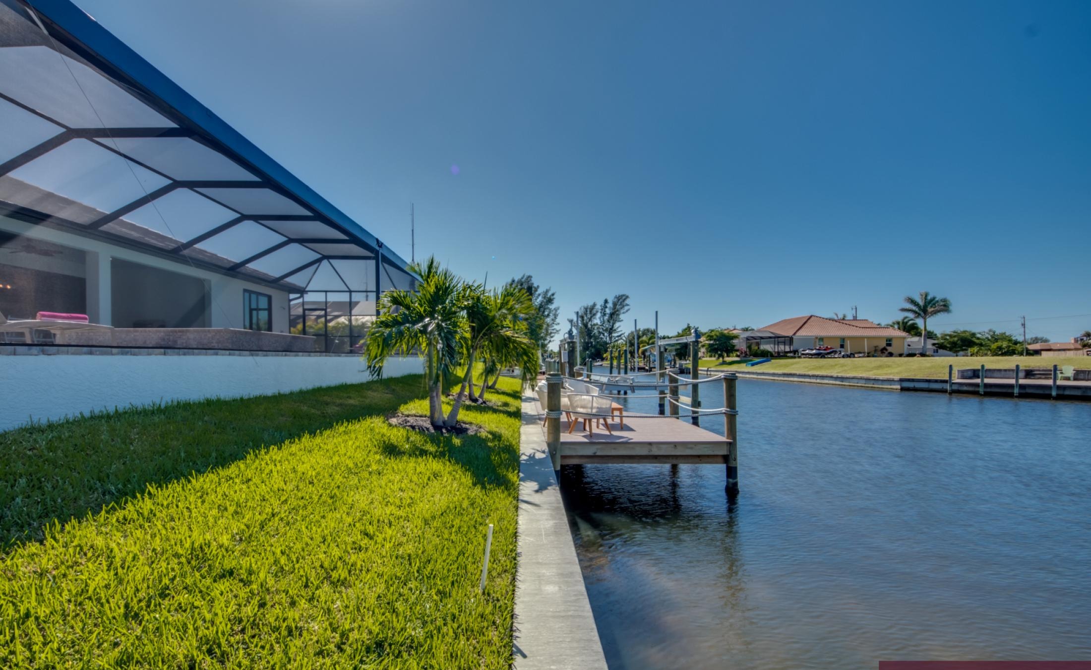 Pool- und Spa-Bereich mit Blick auf den Kanal bei Sonnenuntergang.