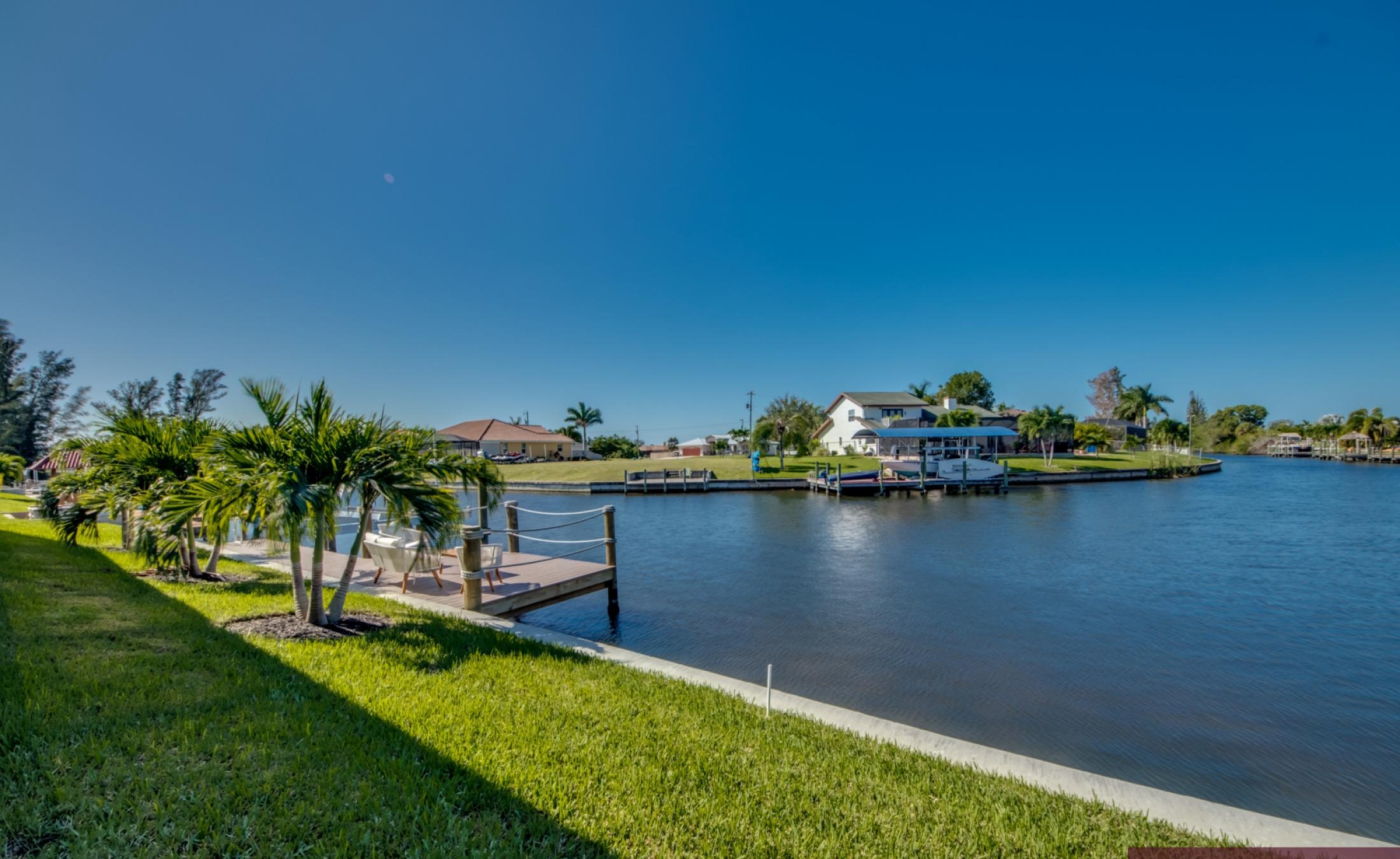 Pool- und Spa-Bereich mit Blick auf den Kanal und Bootsdock.