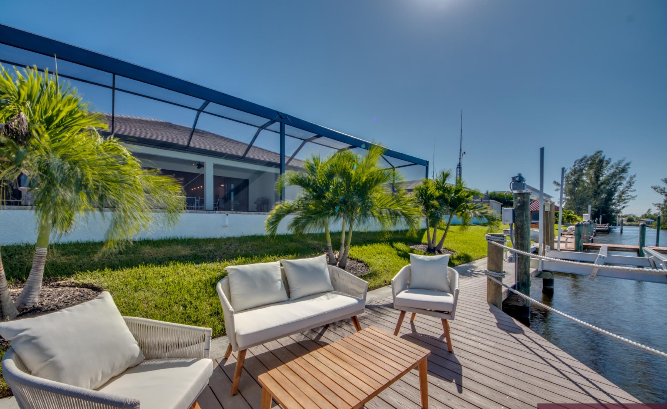 Pool- und Spa-Bereich mit Blick auf den Kanal und Bootsdock.