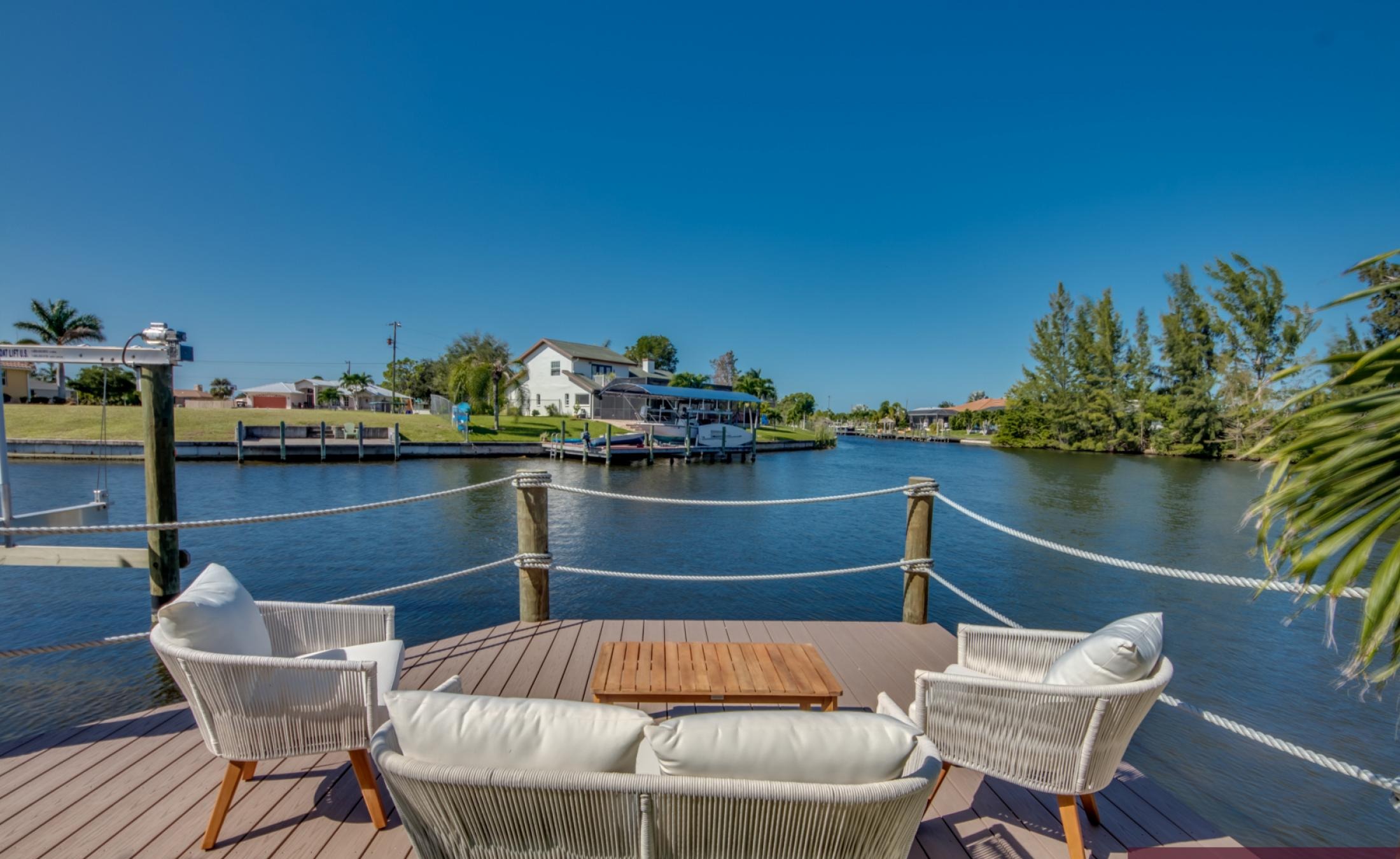 Pool- und Spa-Bereich mit Blick auf den Kanal und Bootsdock.