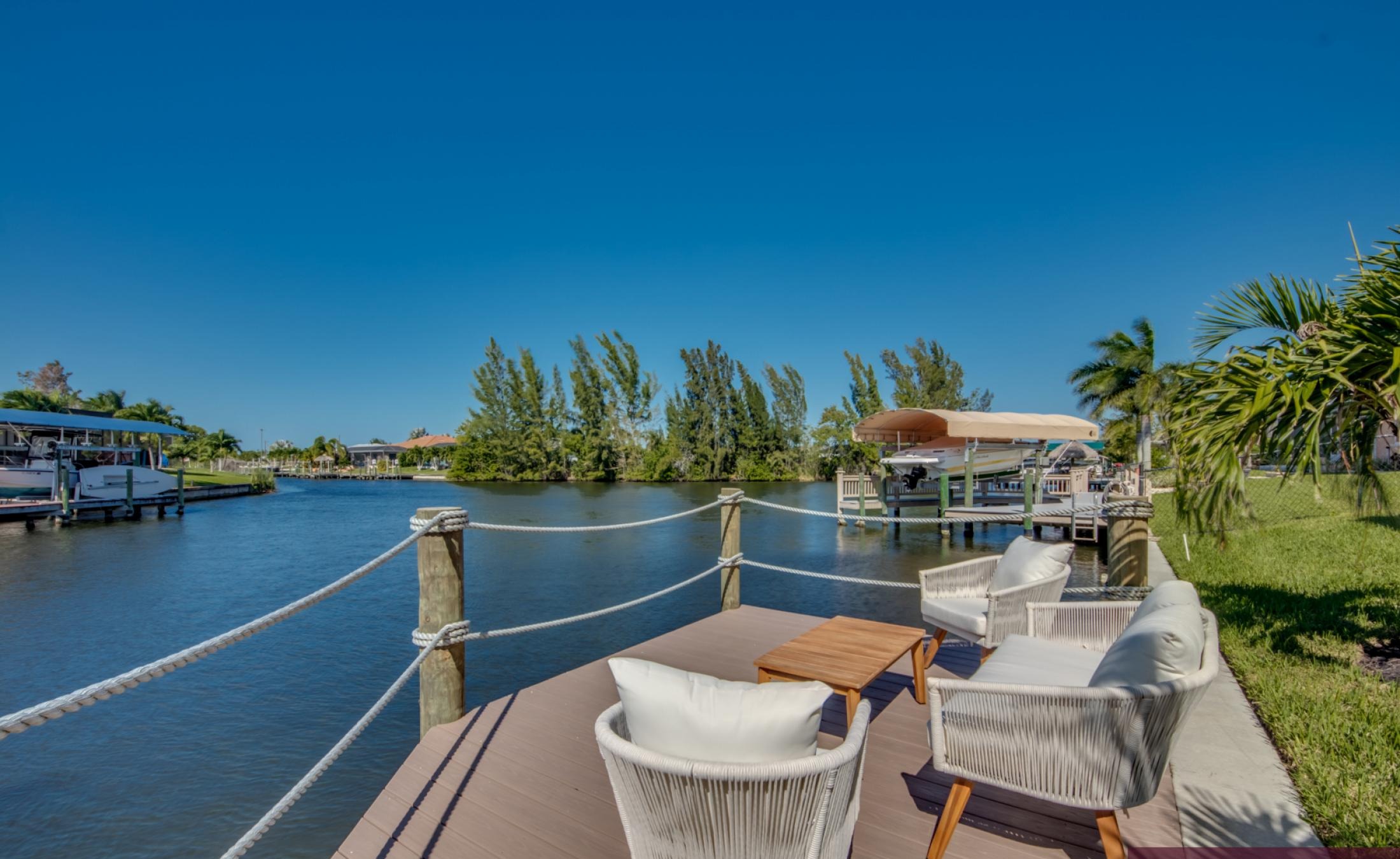 Pool- und Spa-Bereich mit Blick auf den Kanal bei Sonnenuntergang.