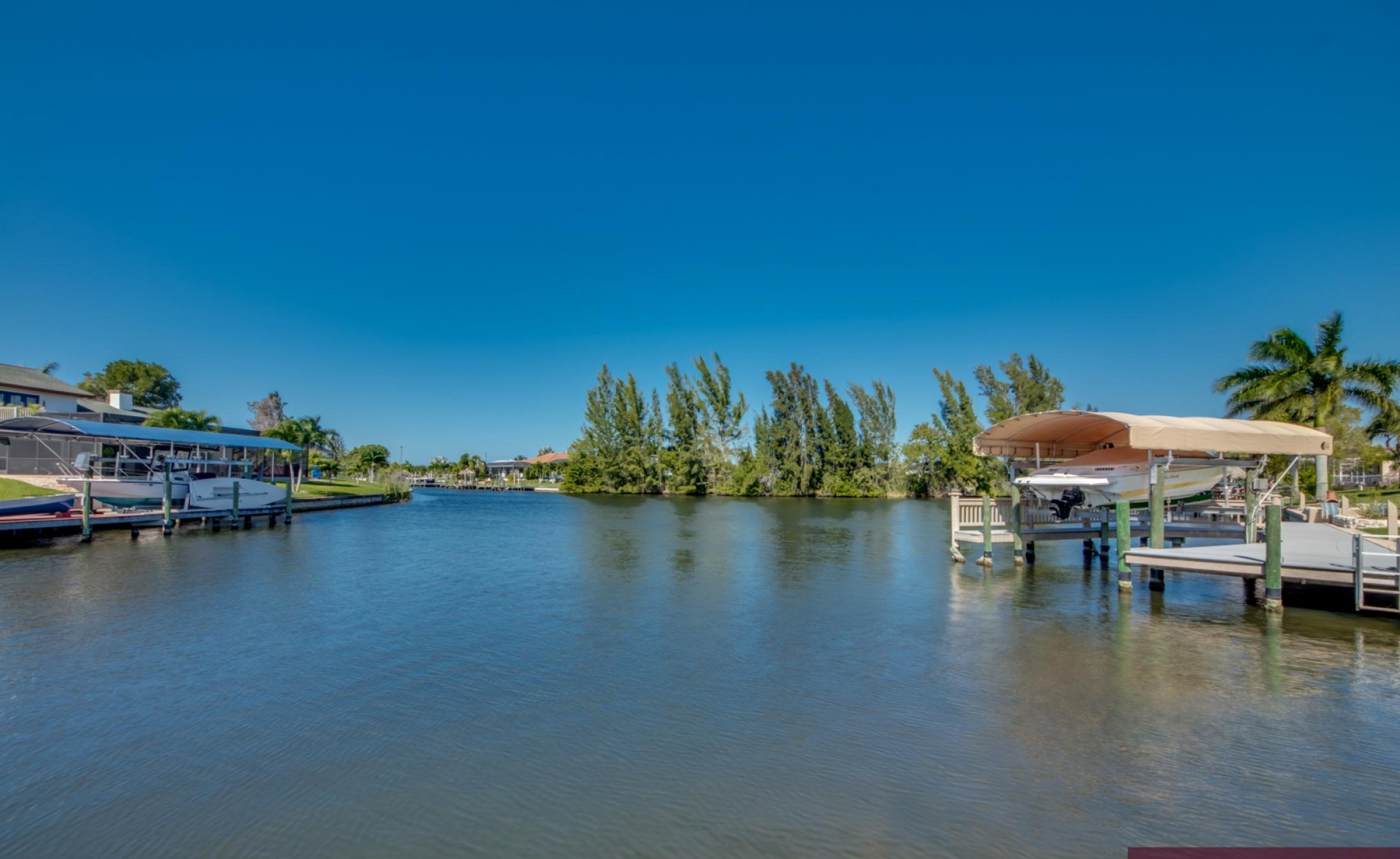 Pool- und Spa-Bereich am Kanal mit Bootsdock und Bootslift.