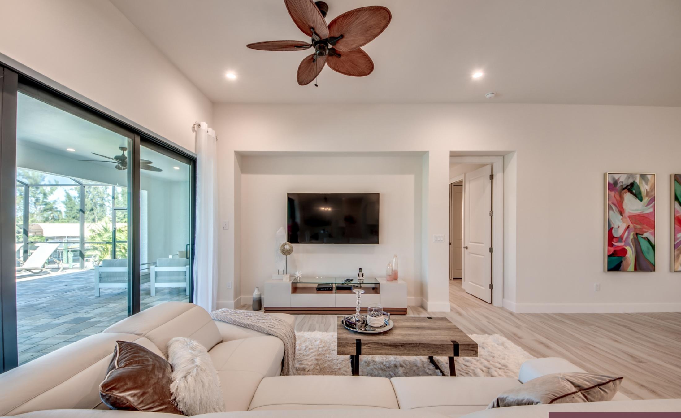 Pool- und Spa-Bereich mit Blick auf den Kanal bei Sonnenuntergang.