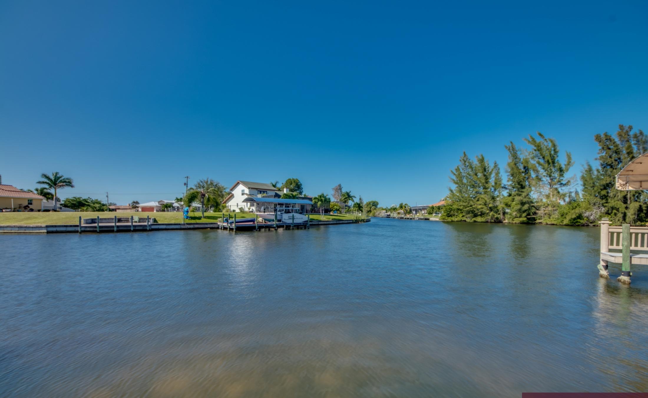 Pool- und Spa-Bereich mit Blick auf den Kanal und Bootsdock.