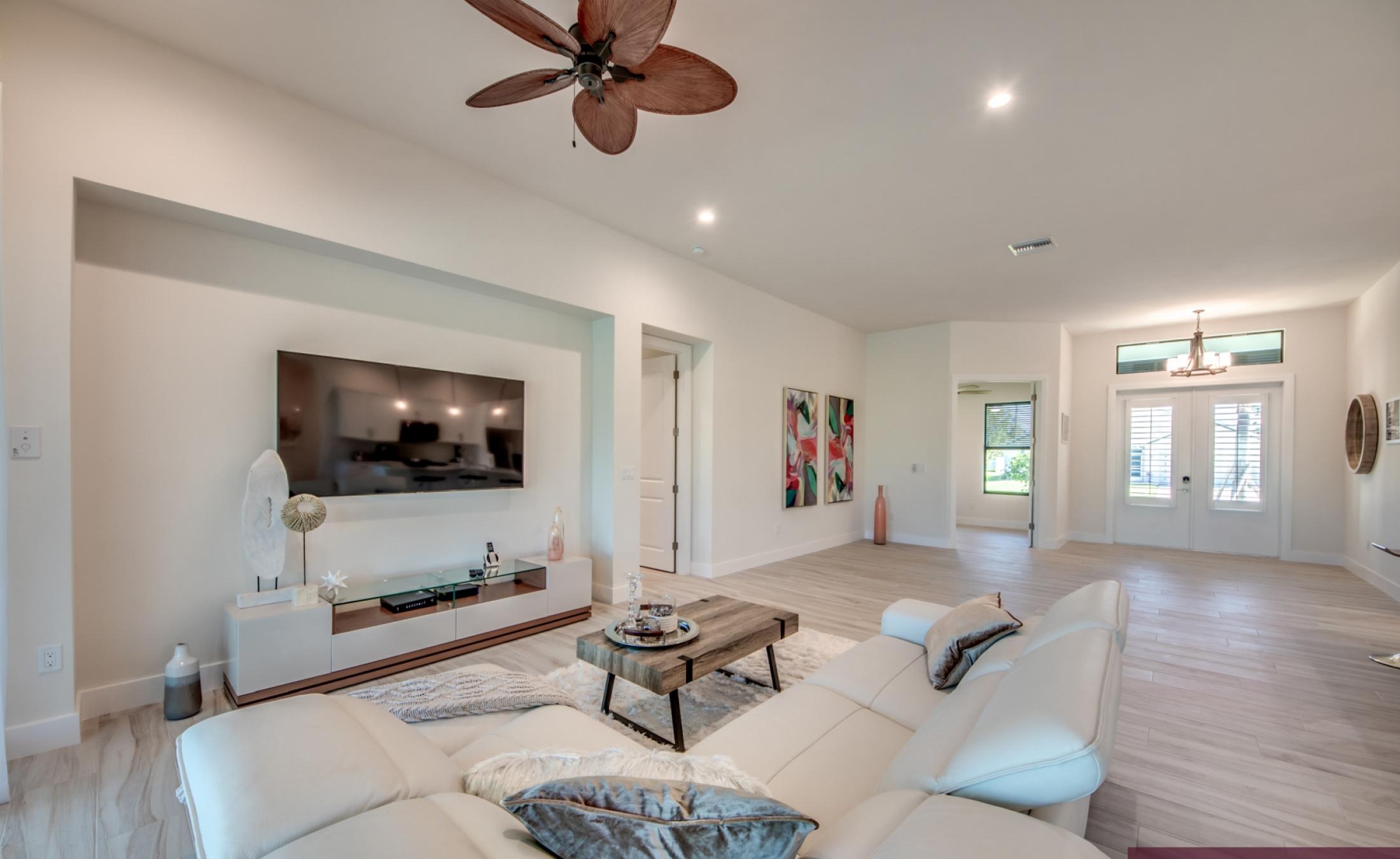 Pool- und Spa-Bereich mit Blick auf den Kanal bei Sonnenuntergang.