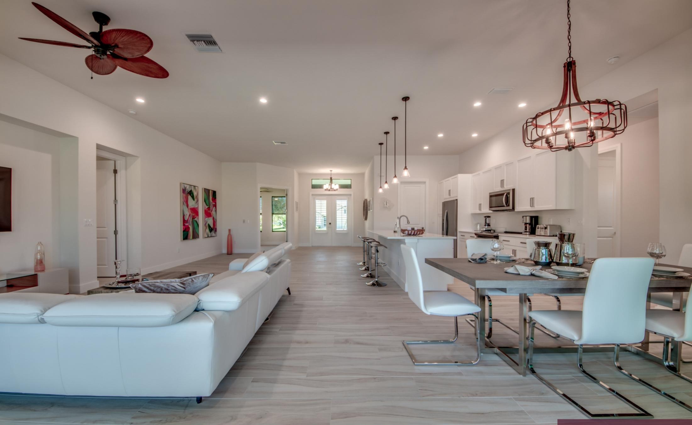 Pool- und Spa-Bereich mit Blick auf den Kanal bei Sonnenuntergang.