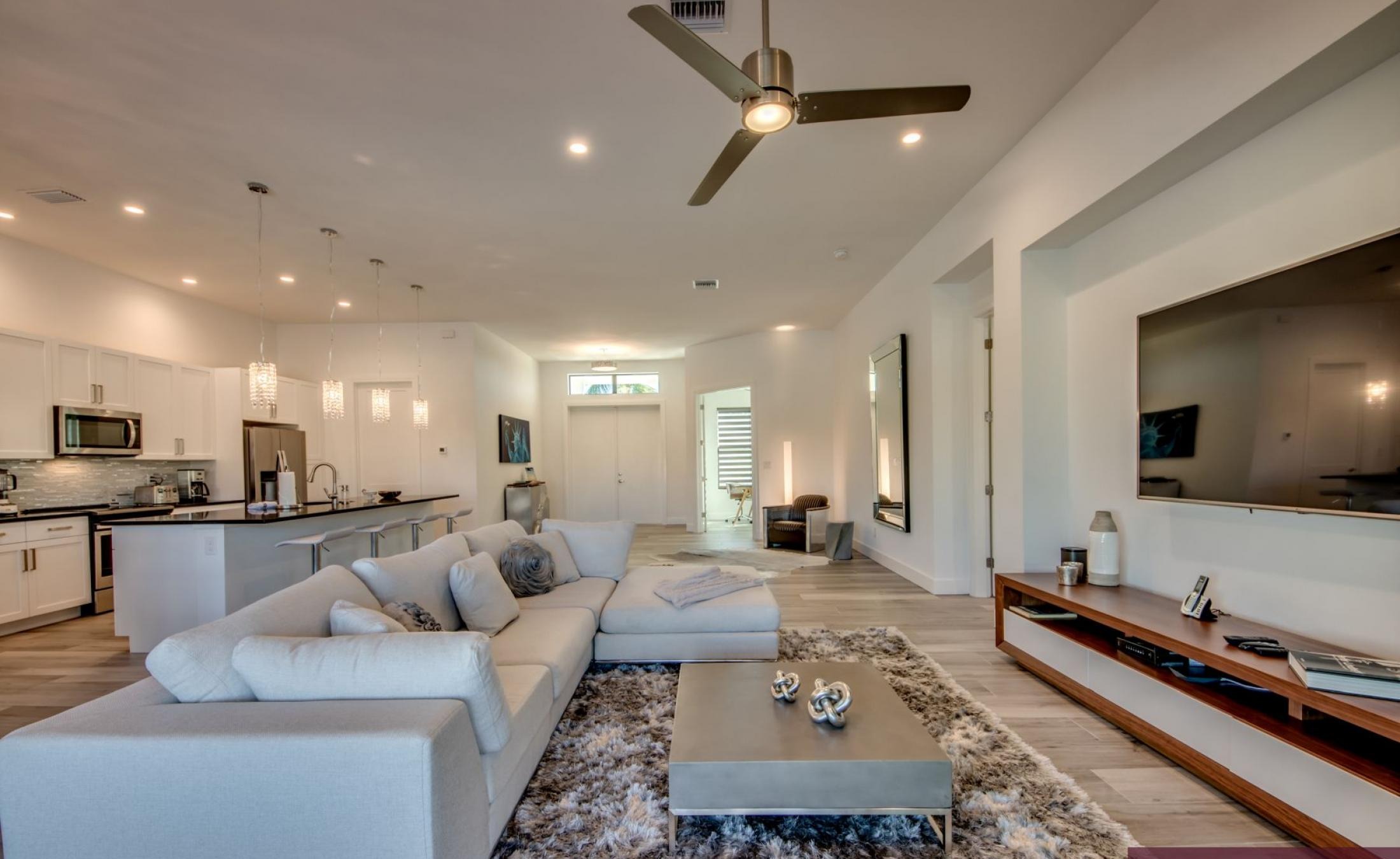 Beheizter Pool und Spa mit Blick auf den Kanal und privatem Dock.