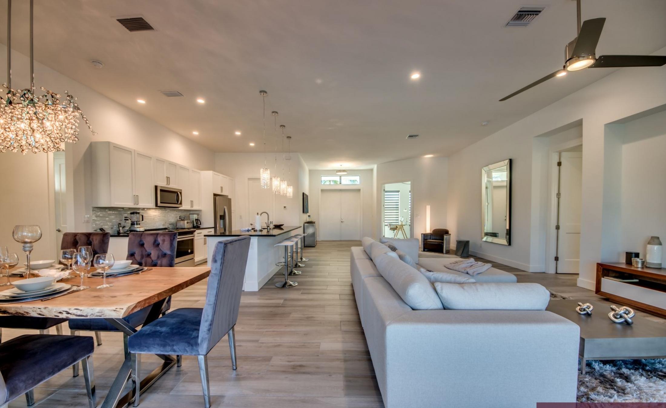 Moderne Villa am Kanal mit beheiztem Pool, Spa und privatem Dock.