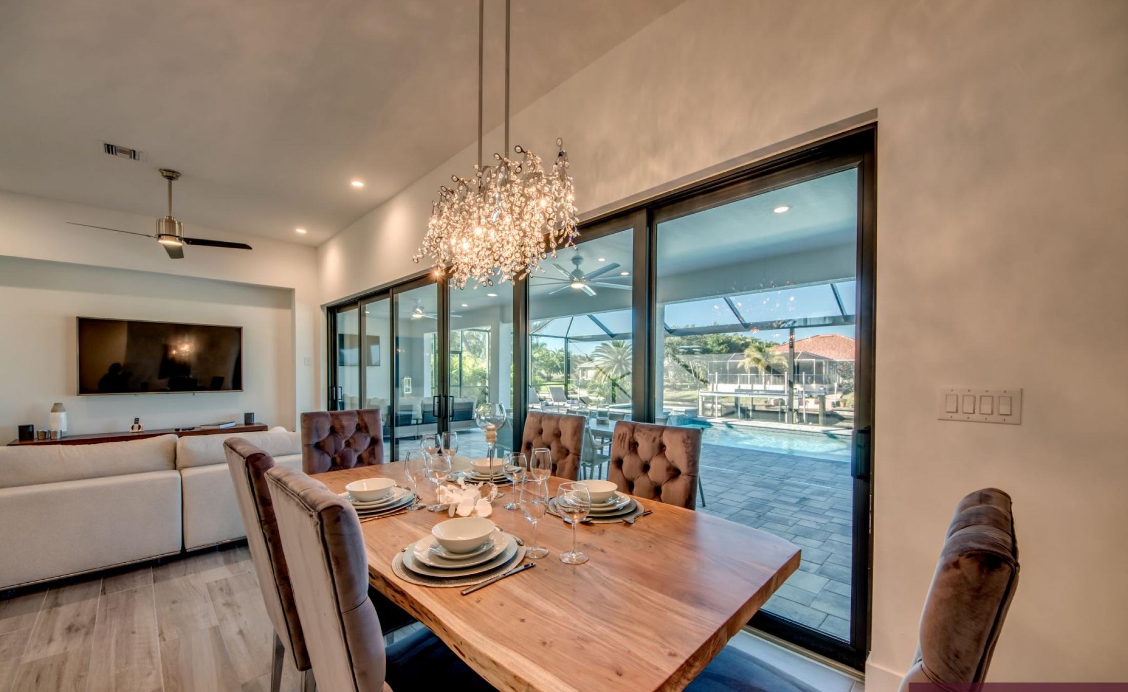 Moderne Villa am Kanal mit beheiztem Pool, Spa und eigenem Dock.