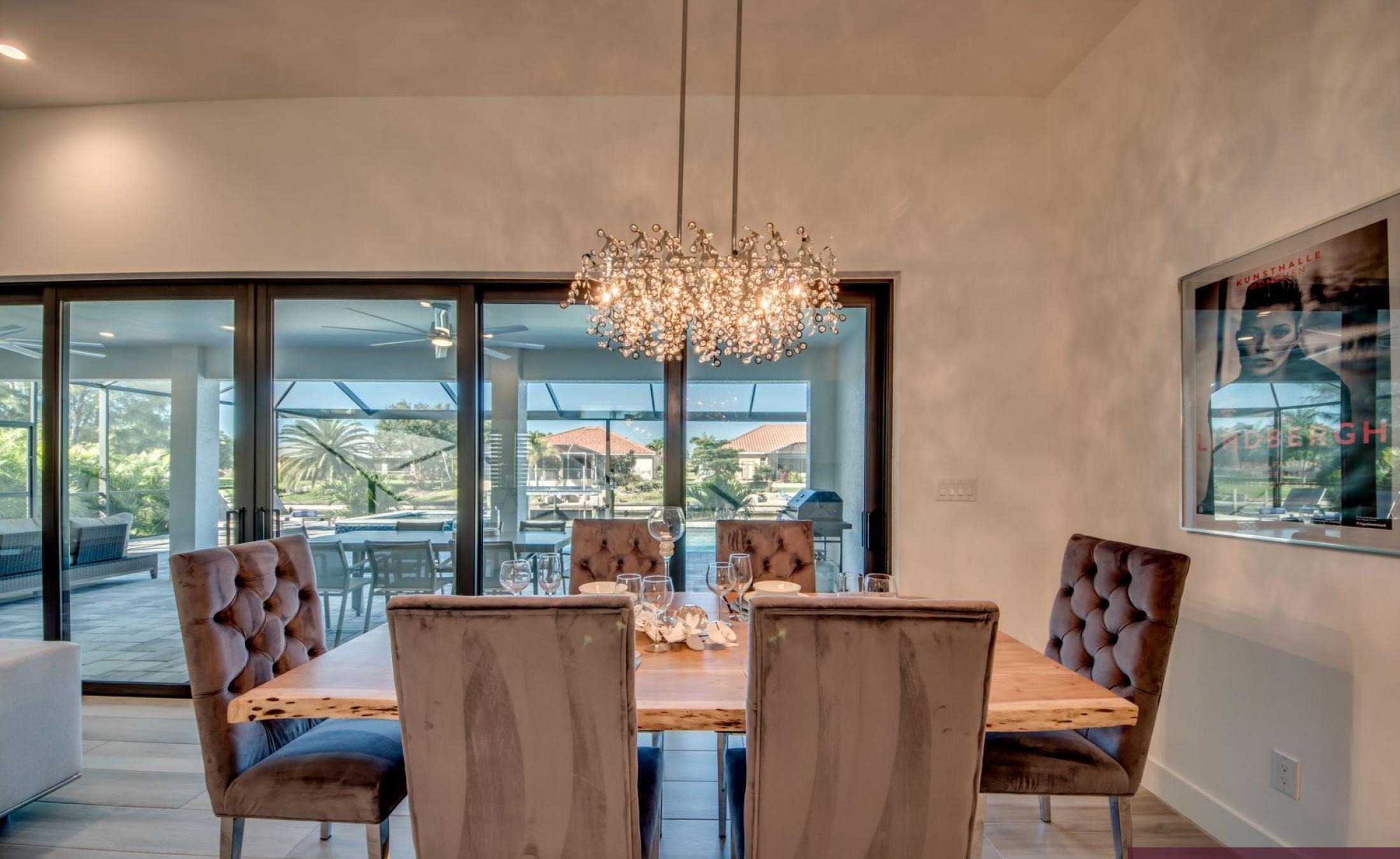 Beheizter Pool und Spa mit Blick auf den Kanal.