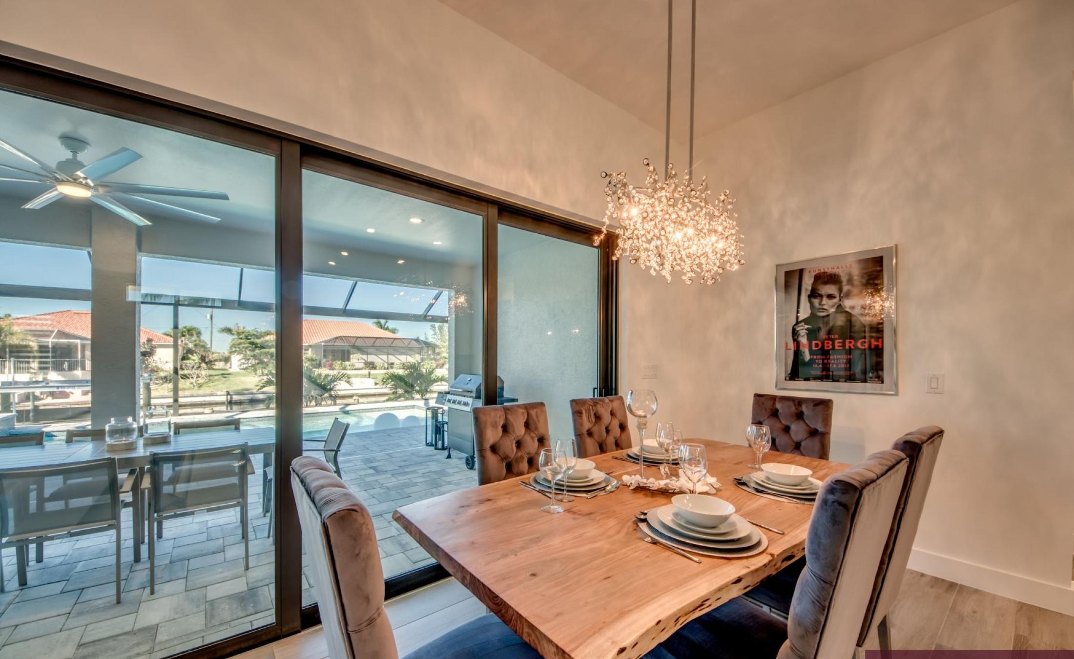 Beheizter Pool und Spa mit Blick auf den Kanal und privatem Dock.