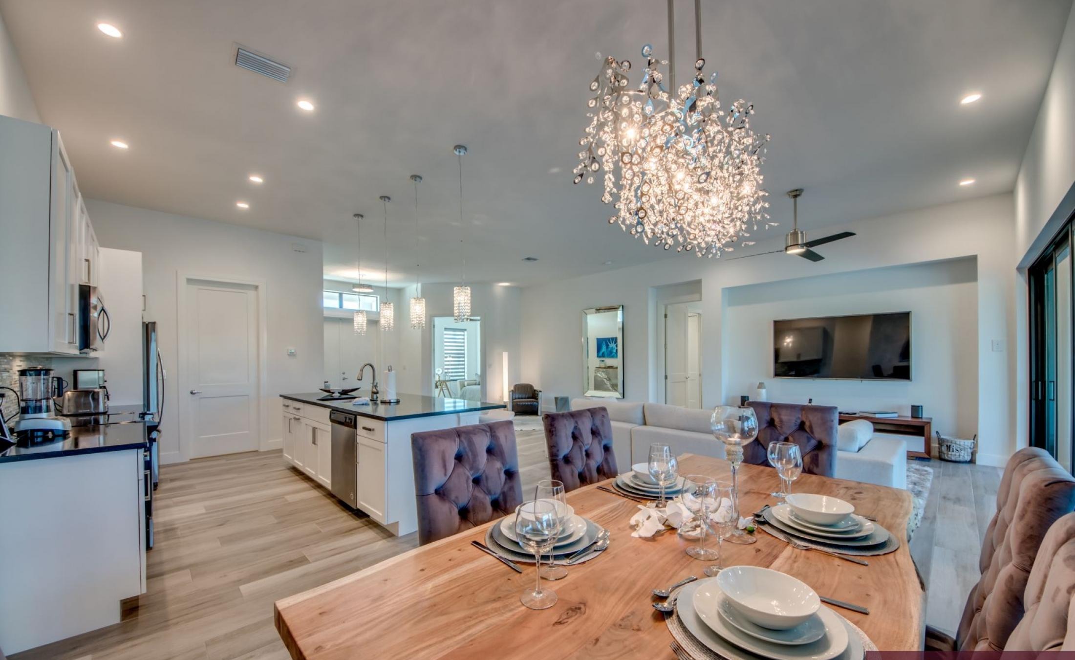 Moderne Waterfront-Villa am Kanal mit beheiztem Pool, Spa und privatem Dock.