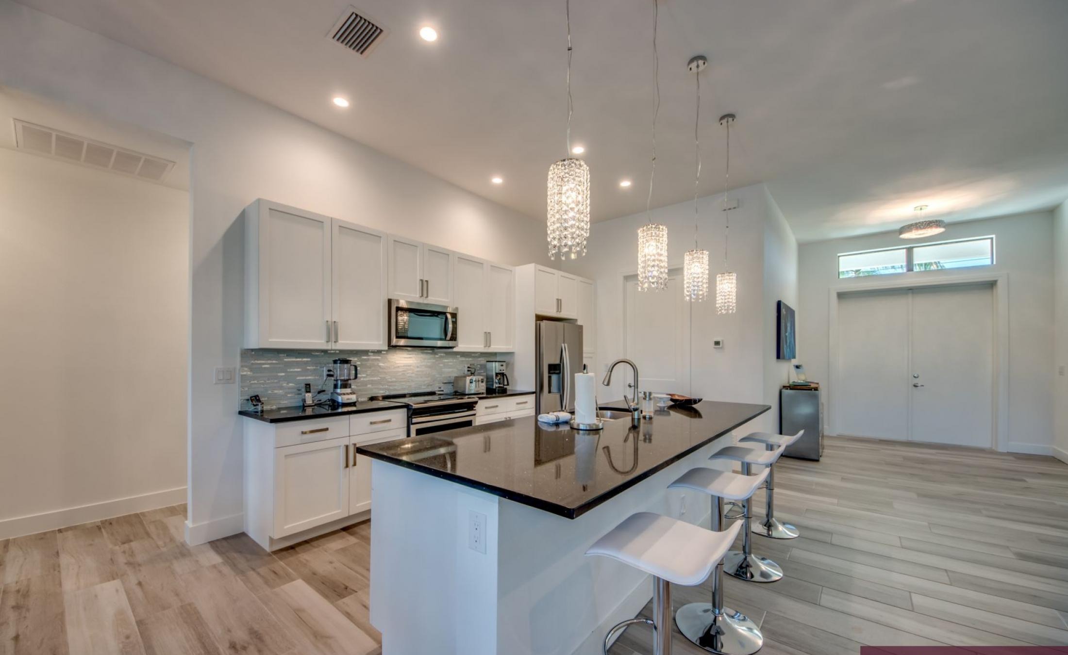 Moderne Waterfront-Villa am Kanal mit beheiztem Pool, Spa und privatem Dock.