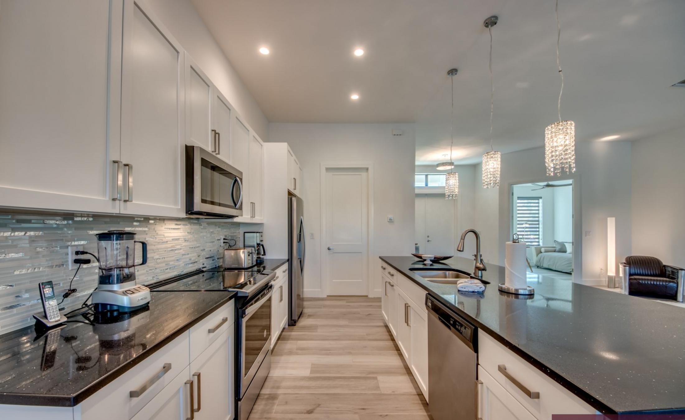 Moderne Villa am Kanal mit Dock und Blick aufs Wasser.