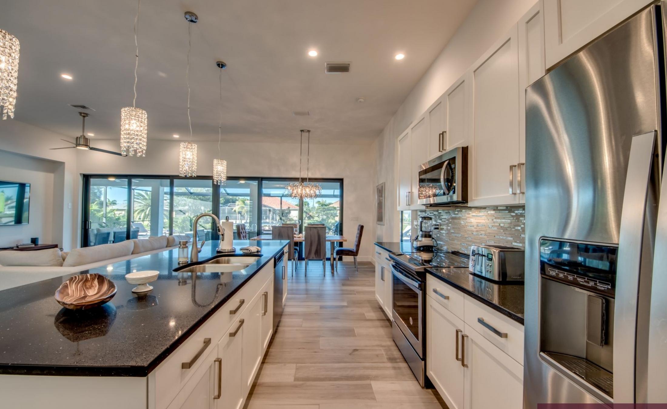 Beheizter Pool und Spa am Kanal mit Dock und Bootslift.