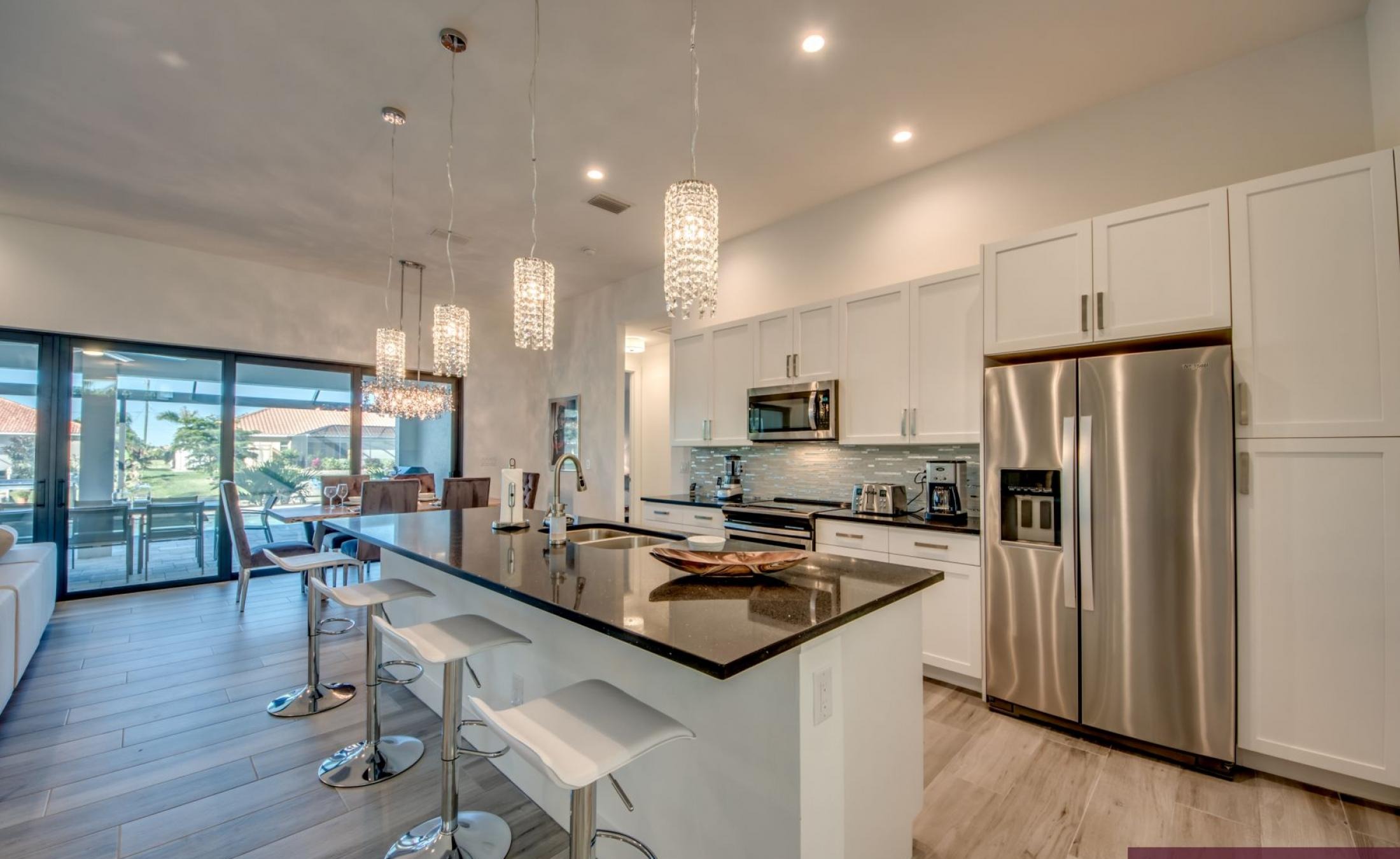 Moderne Waterfront-Villa am Kanal mit beheiztem Pool, Spa und privatem Bootsdock.