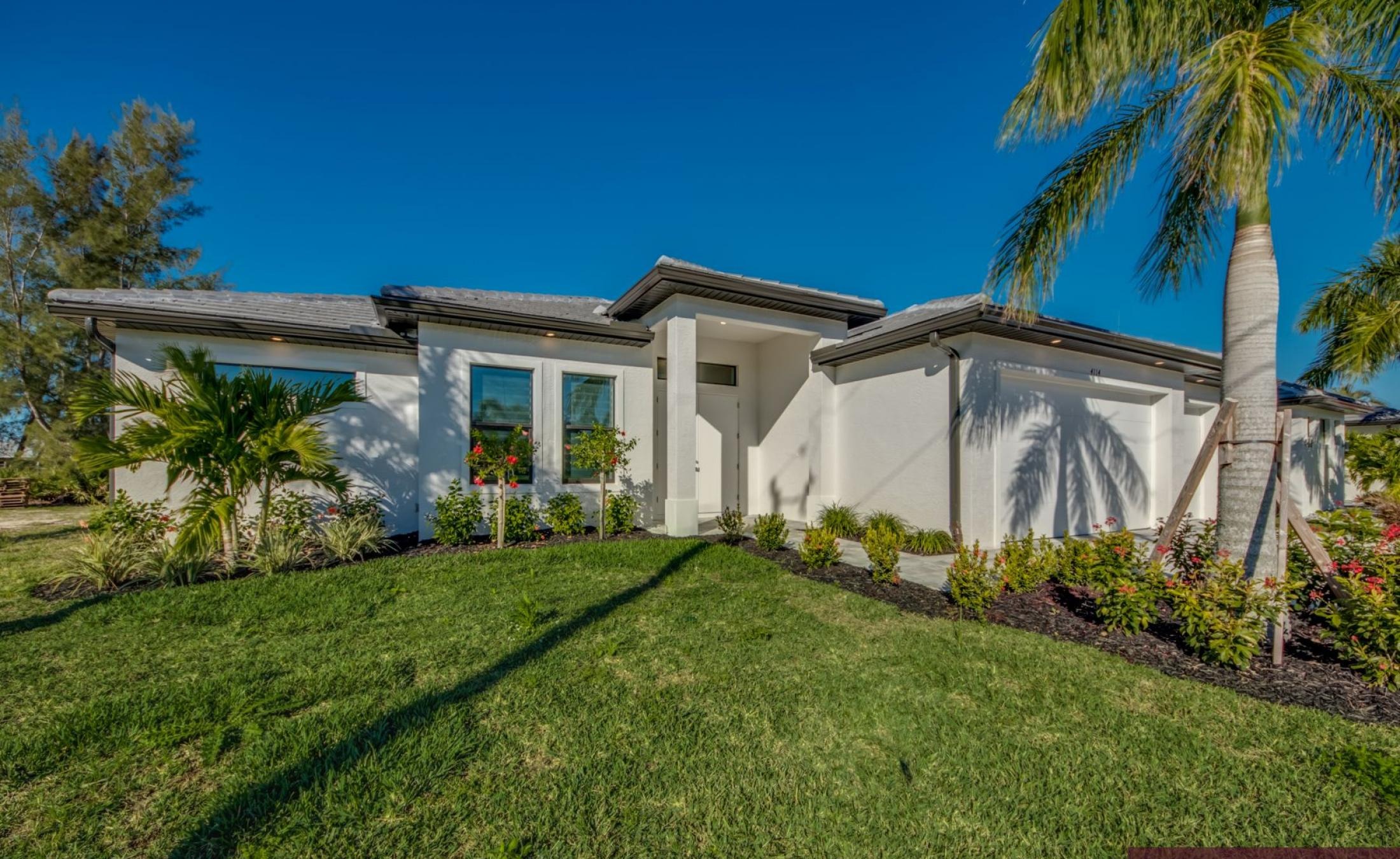 Moderne Waterfront-Villa am Kanal mit beheiztem Pool, Spa und privatem Bootsdock.