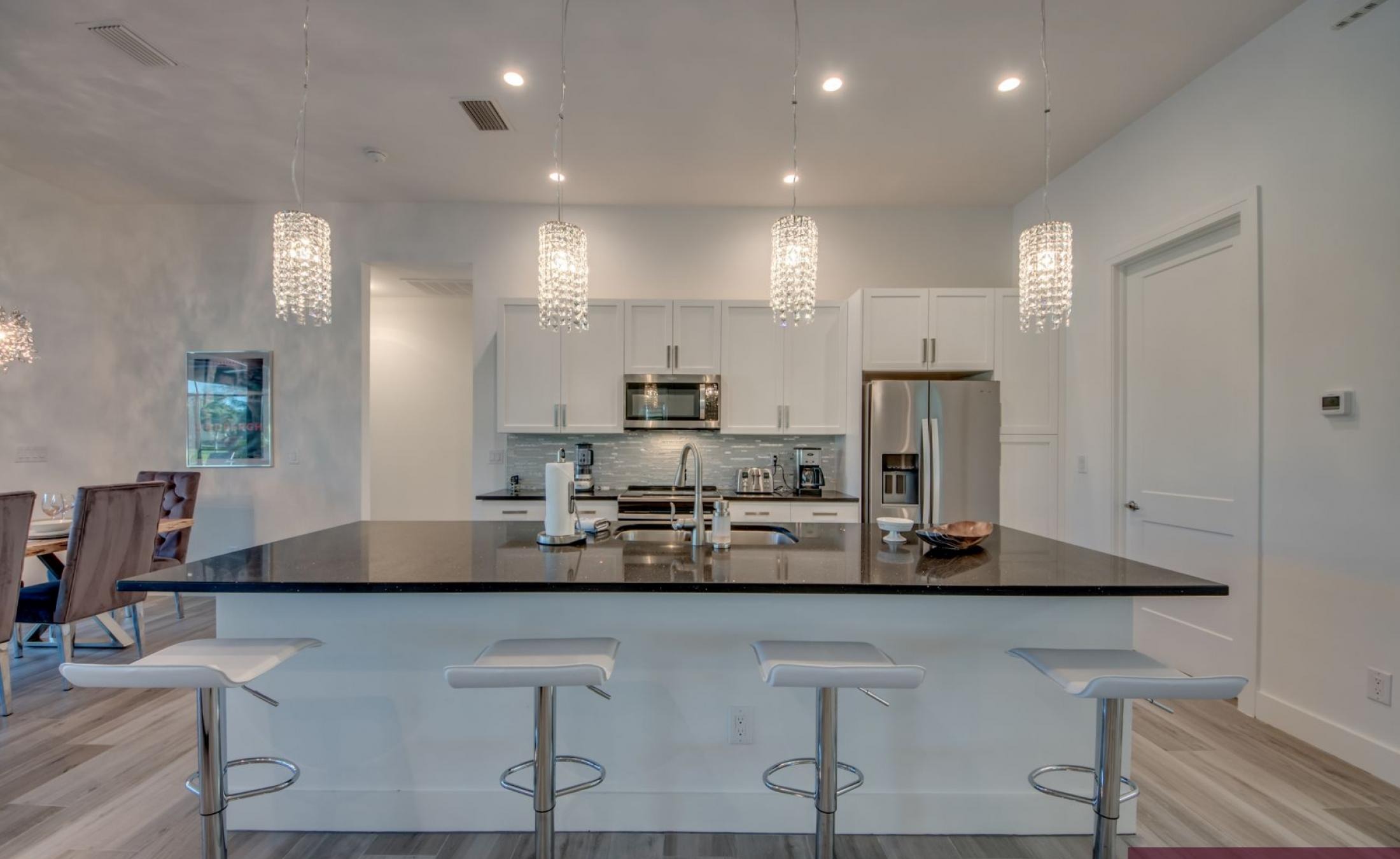 Moderne Waterfront-Villa am Kanal mit beheiztem Pool, Spa und privatem Dock.